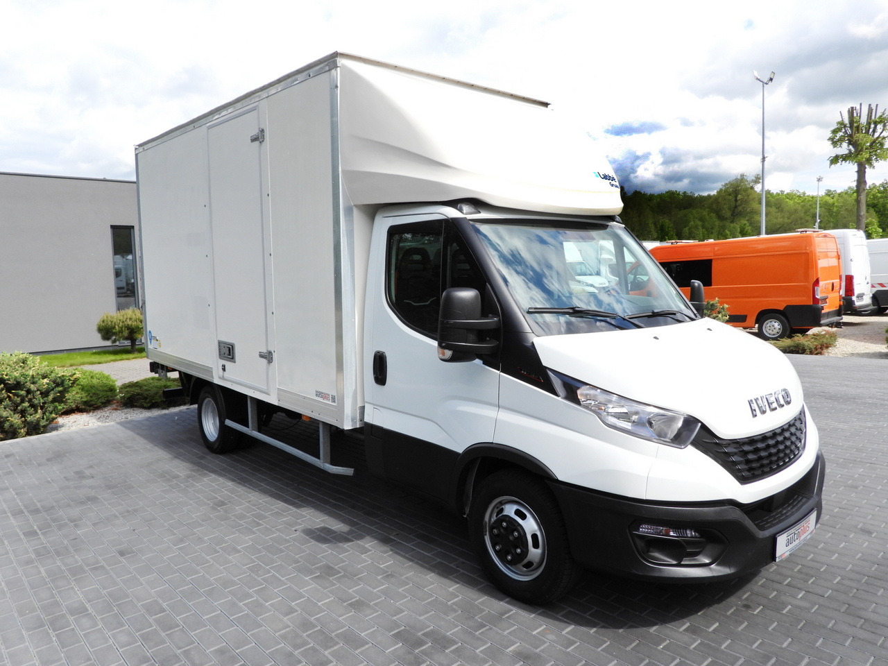 IVECO DAILY 35C16 BOX LIFT 8 PALLETS CRUISE CONTROL TWIN WHEELS AIR CONDITIONING 160HP - Closed box van: picture 4 IVECO DAILY 35C16 BOX LIFT 8 PALLETS CRUISE CONTROL TWIN WHEELS AIR CONDITIONING 160HP - Closed box van: picture 4