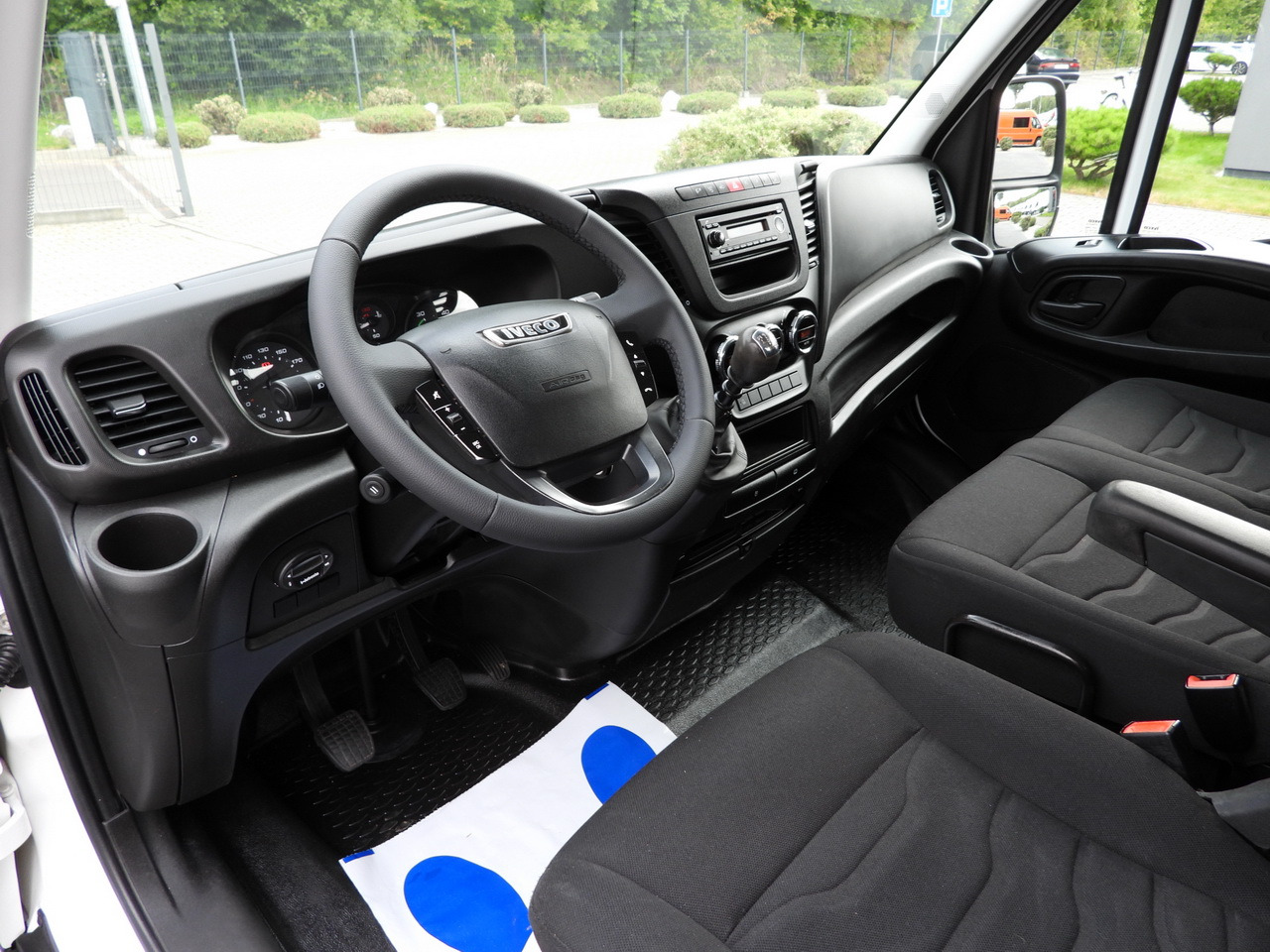 IVECO DAILY 35C17 STAKE BODY DOUBLE CABIN DOKA 7 SEATS CRUISE CONTROL TWIN WHEELS AIR CONDITIONING 170HP - Open body delivery van: picture 2 IVECO DAILY 35C17 STAKE BODY DOUBLE CABIN DOKA 7 SEATS CRUISE CONTROL TWIN WHEELS AIR CONDITIONING 170HP - Open body delivery van: picture 2