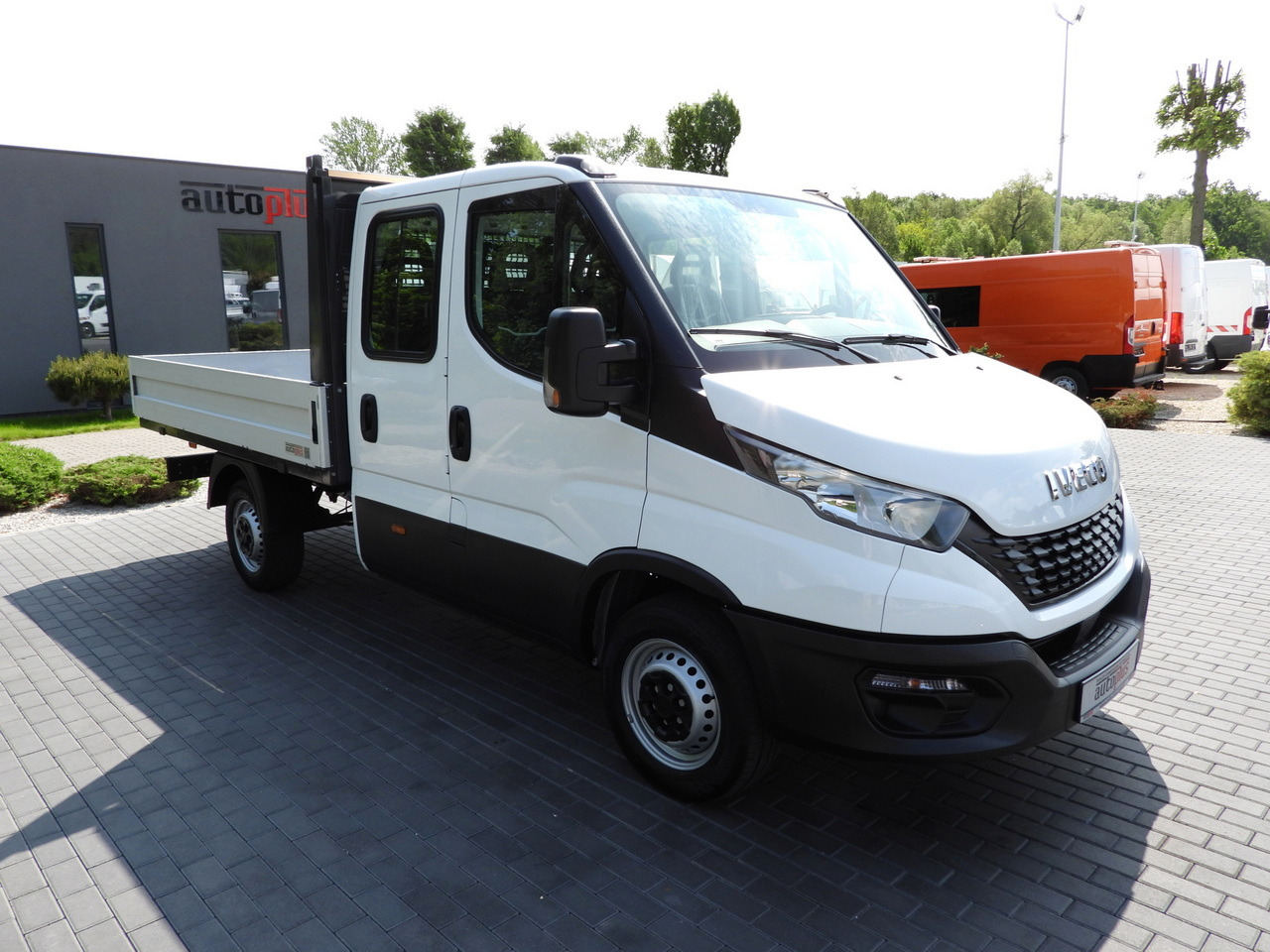 IVECO DAILY 35S12 STAKE BODY DOUBLE CABIN DOKA 7 SEATS AIR CONDITIONING 120HP - Crew cab van: picture 4 IVECO DAILY 35S12 STAKE BODY DOUBLE CABIN DOKA 7 SEATS AIR CONDITIONING 120HP - Crew cab van: picture 4