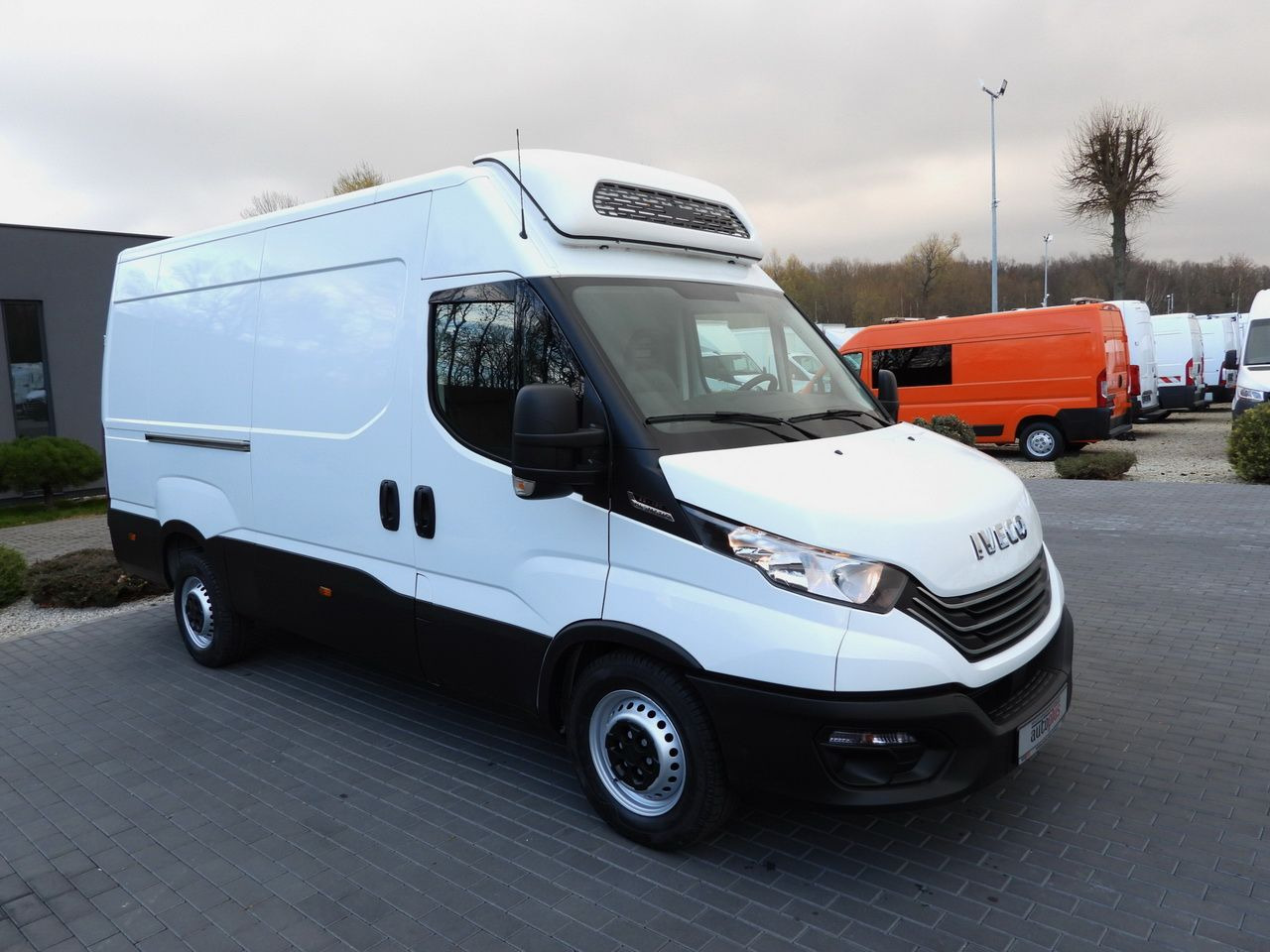 IVECO DAILY 35S14 REFRIGERATOR VAN 0*C POWER SUPPLY 230V NAVIGATION AUTOMATIC TRANSMISSION AIR CONDITIONING 140HP - Refrigerated delivery van: picture 4 IVECO DAILY 35S14 REFRIGERATOR VAN 0*C POWER SUPPLY 230V NAVIGATION AUTOMATIC TRANSMISSION AIR CONDITIONING 140HP - Refrigerated delivery van: picture 4