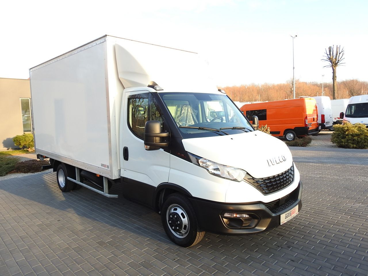 IVECO DAILY 35S16 BOX LIFT 8 PALLETS CRUISE CONTROL AIR CONDITIONING TWIN WHEELS 160HP - Closed box van: picture 4 IVECO DAILY 35S16 BOX LIFT 8 PALLETS CRUISE CONTROL AIR CONDITIONING TWIN WHEELS 160HP - Closed box van: picture 4