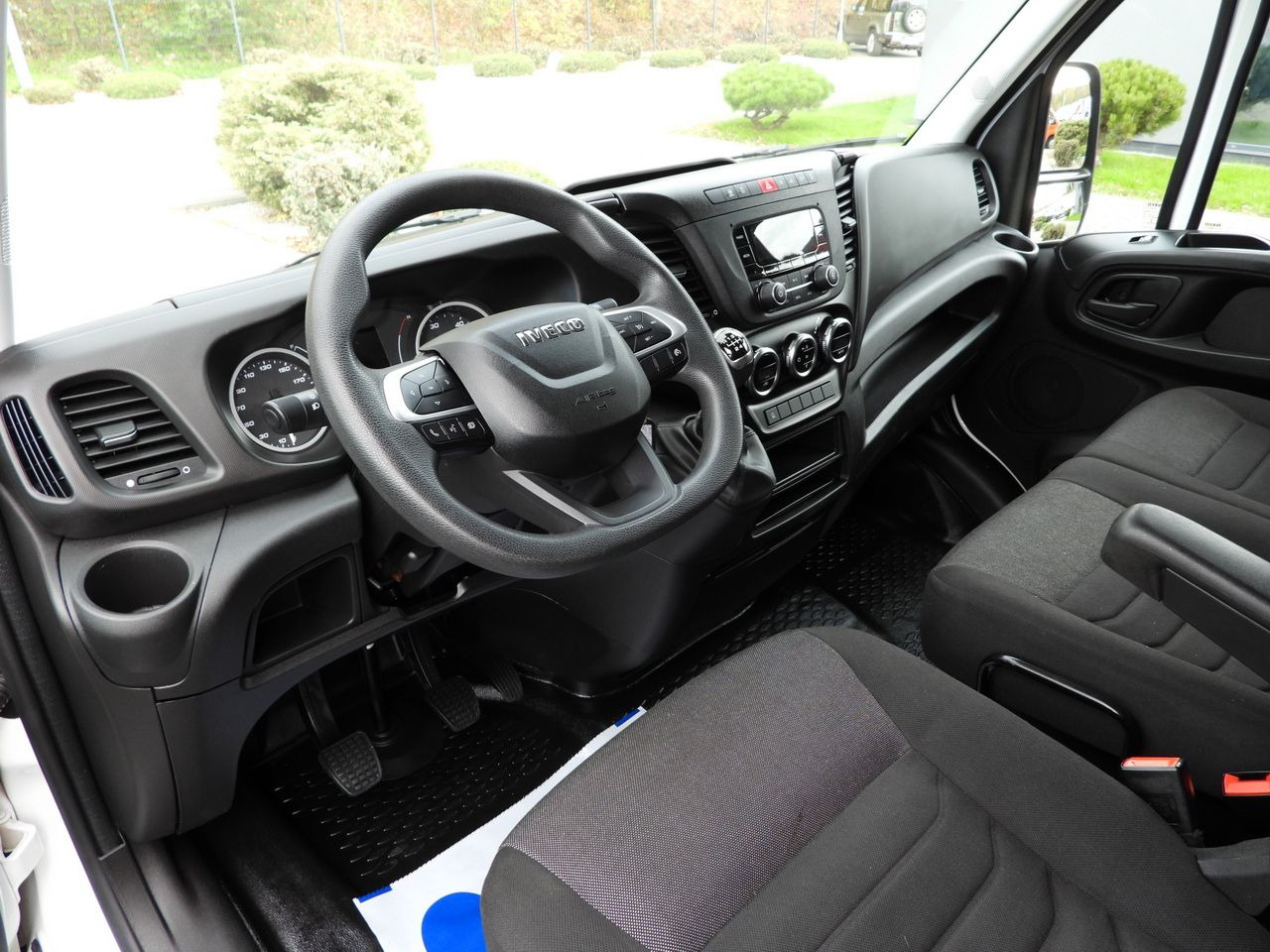 IVECO DAILY 35S16 BOX LIFT 8 PALLETS CRUISE CONTROL AIR CONDITIONING TWIN WHEELS 160HP - Closed box van: picture 2 IVECO DAILY 35S16 BOX LIFT 8 PALLETS CRUISE CONTROL AIR CONDITIONING TWIN WHEELS 160HP - Closed box van: picture 2