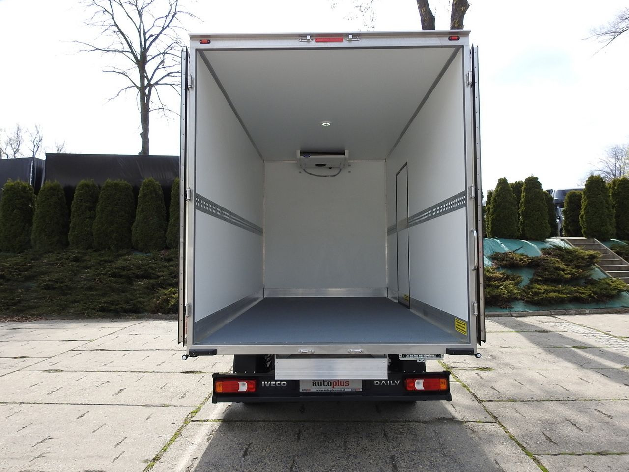 New Refrigerated delivery van IVECO DAILY 35S16 NEW REGRIGERATOR BOX -10*C 8 PALLETS HEATING FUNCTION POWER SUPPLY 230V CRUISE CONTROL AIR CONDITIONING 160HP: picture 12