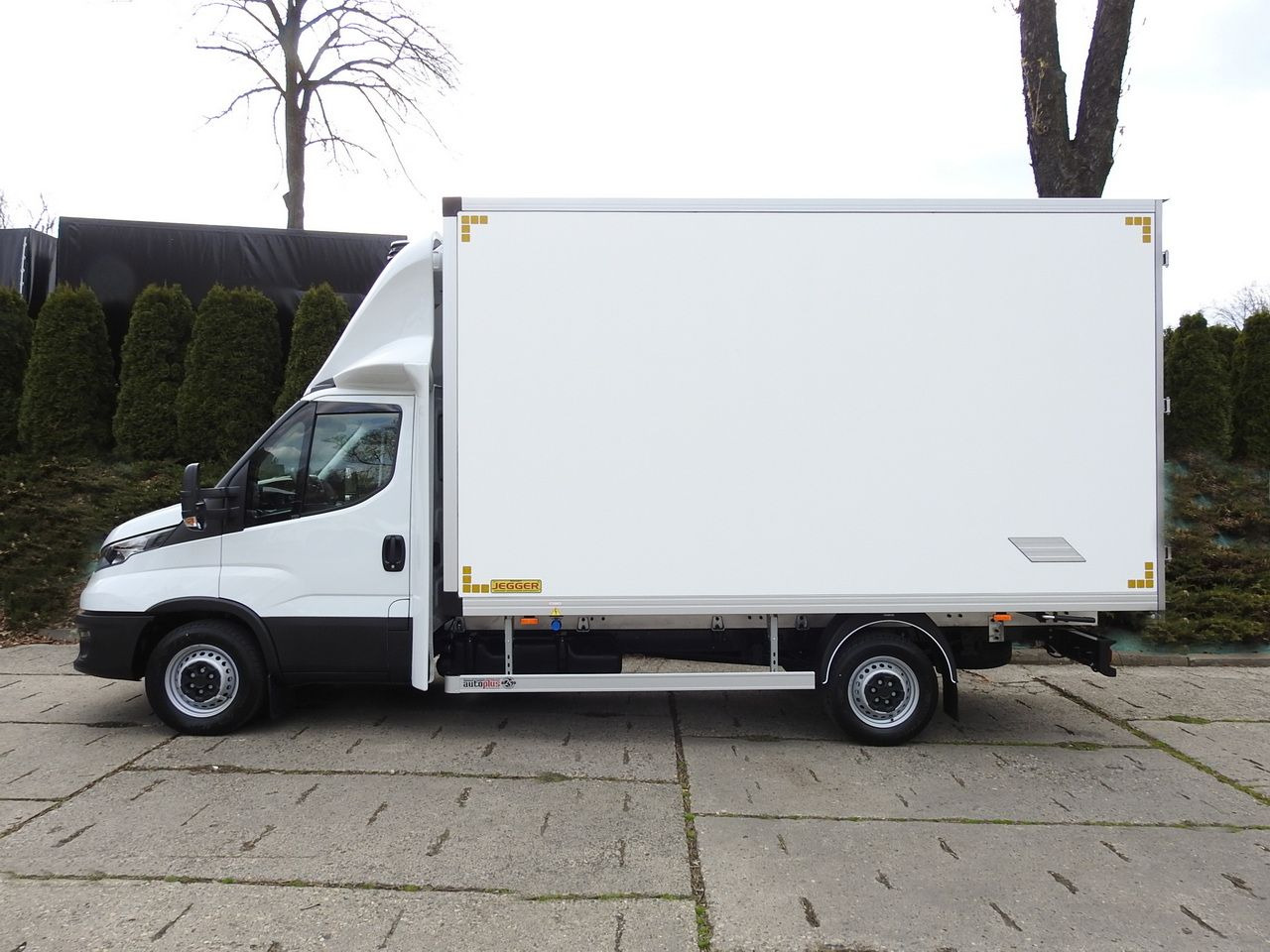New Refrigerated delivery van IVECO DAILY 35S16 NEW REGRIGERATOR BOX -10*C 8 PALLETS HEATING FUNCTION POWER SUPPLY 230V CRUISE CONTROL AIR CONDITIONING 160HP: picture 9