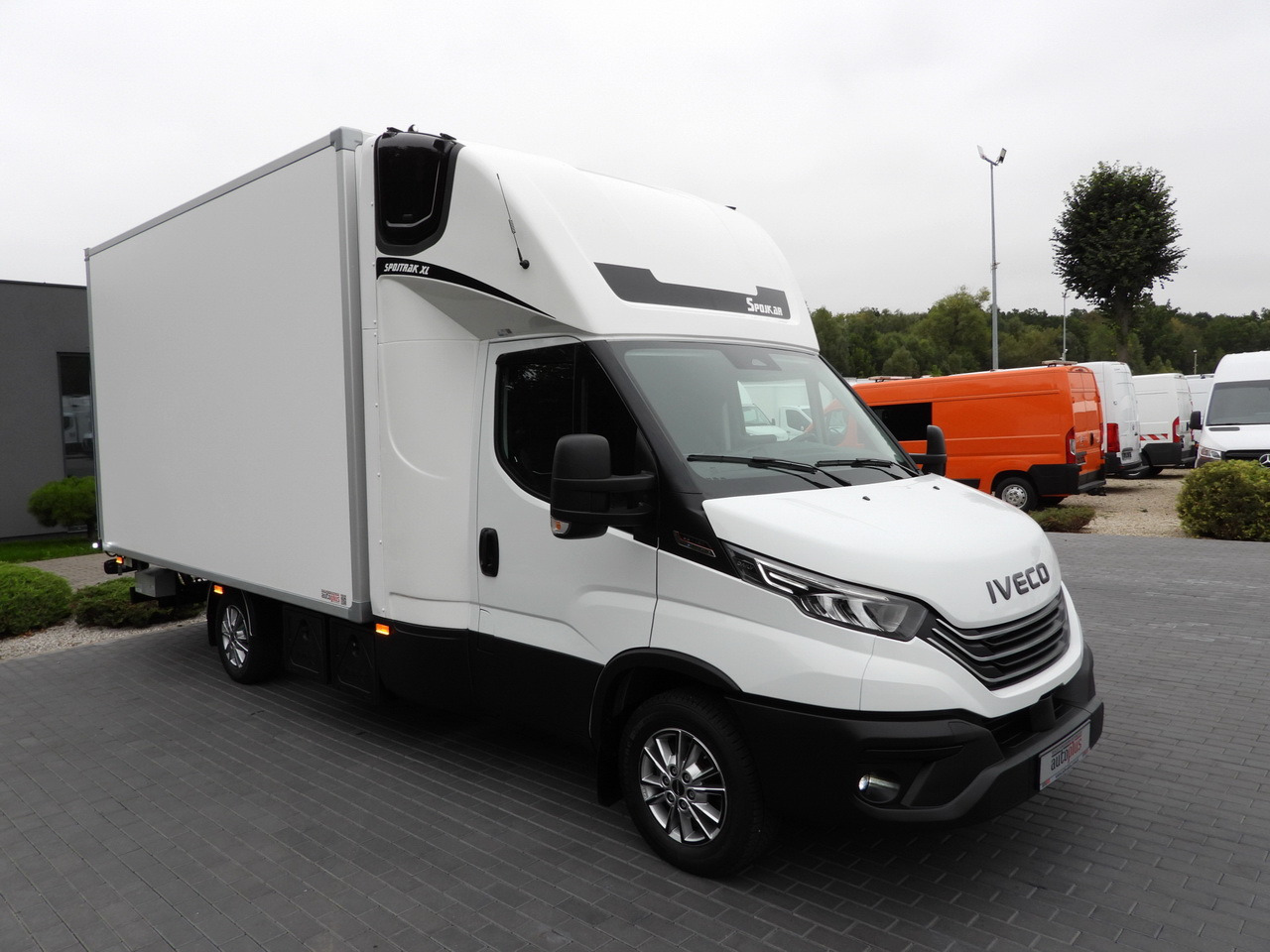 IVECO DAILY 35S18 BOX HI-MATIC LIFT 8 PALLETS CRUISE CONTROL NAVIGATION LED LIGHTS PNEUMATICS AUTOMATIC TRANSMISSION HI-MATIC AIR CONDITIONING 180HP - Closed box van: picture 4 IVECO DAILY 35S18 BOX HI-MATIC LIFT 8 PALLETS CRUISE CONTROL NAVIGATION LED LIGHTS PNEUMATICS AUTOMATIC TRANSMISSION HI-MATIC AIR CONDITIONING 180HP - Closed box van: picture 4