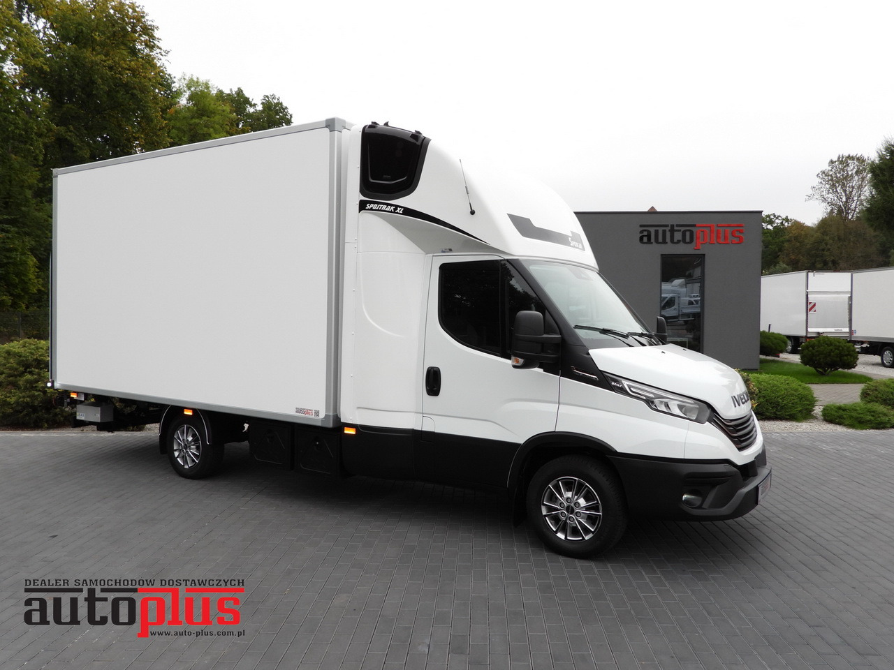 IVECO DAILY 35S18 BOX HI-MATIC LIFT 8 PALLETS CRUISE CONTROL NAVIGATION LED LIGHTS PNEUMATICS AUTOMATIC TRANSMISSION HI-MATIC AIR CONDITIONING 180HP - Closed box van: picture 1 IVECO DAILY 35S18 BOX HI-MATIC LIFT 8 PALLETS CRUISE CONTROL NAVIGATION LED LIGHTS PNEUMATICS AUTOMATIC TRANSMISSION HI-MATIC AIR CONDITIONING 180HP - Closed box van: picture 1
