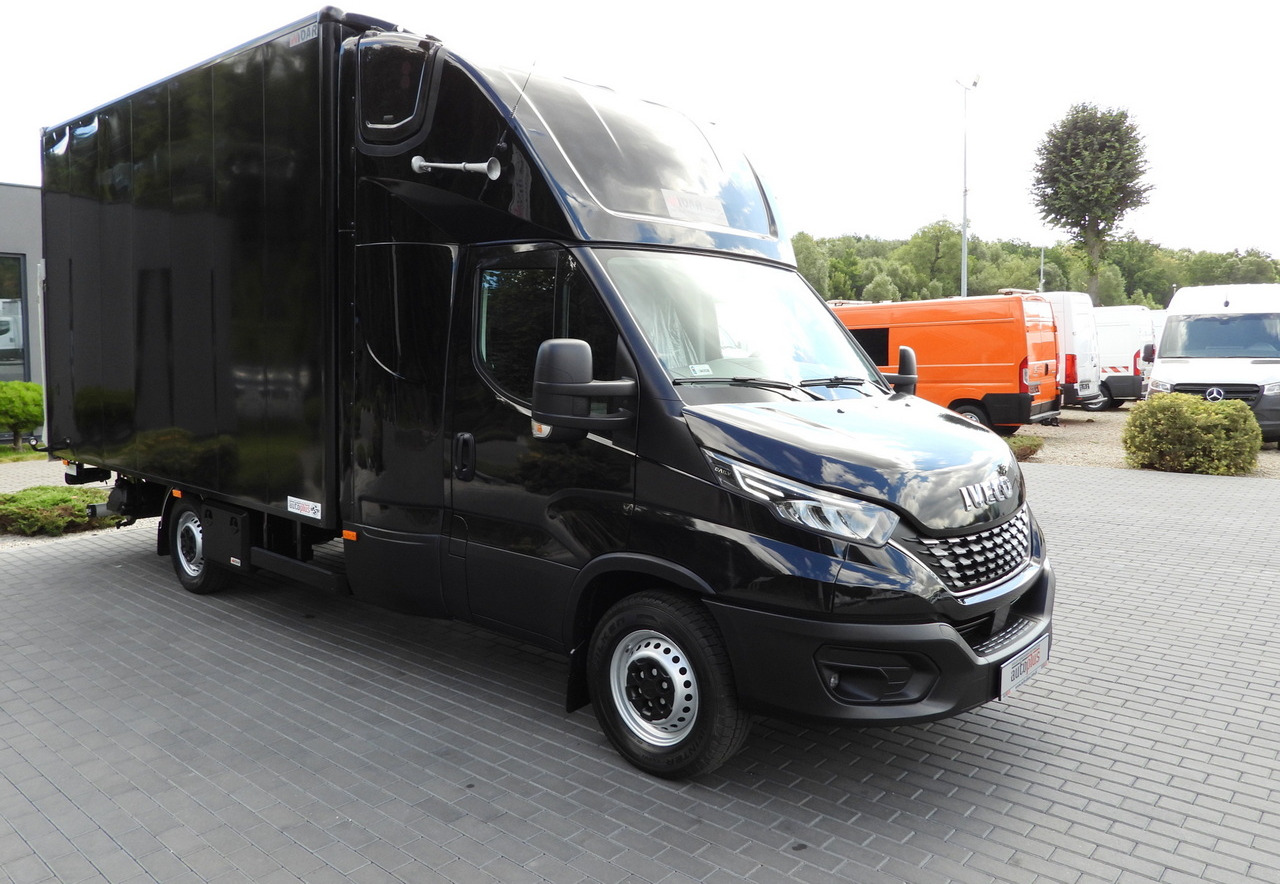 IVECO DAILY 35S18 BOX LIFT 8 PALLETS WEBASTO CRUISE CONTROL NAVIGATION LED LIGHTS PNEUMATICS AIR CONDITIONING 180HP - Closed box van: picture 4 IVECO DAILY 35S18 BOX LIFT 8 PALLETS WEBASTO CRUISE CONTROL NAVIGATION LED LIGHTS PNEUMATICS AIR CONDITIONING 180HP - Closed box van: picture 4