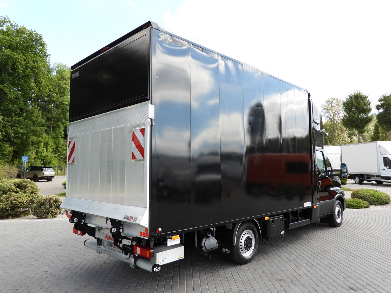 IVECO DAILY 35S18 BOX LIFT 8 PALLETS WEBASTO CRUISE CONTROL NAVIGATION LED LIGHTS PNEUMATICS AIR CONDITIONING 180HP - Closed box van: picture 3 IVECO DAILY 35S18 BOX LIFT 8 PALLETS WEBASTO CRUISE CONTROL NAVIGATION LED LIGHTS PNEUMATICS AIR CONDITIONING 180HP - Closed box van: picture 3