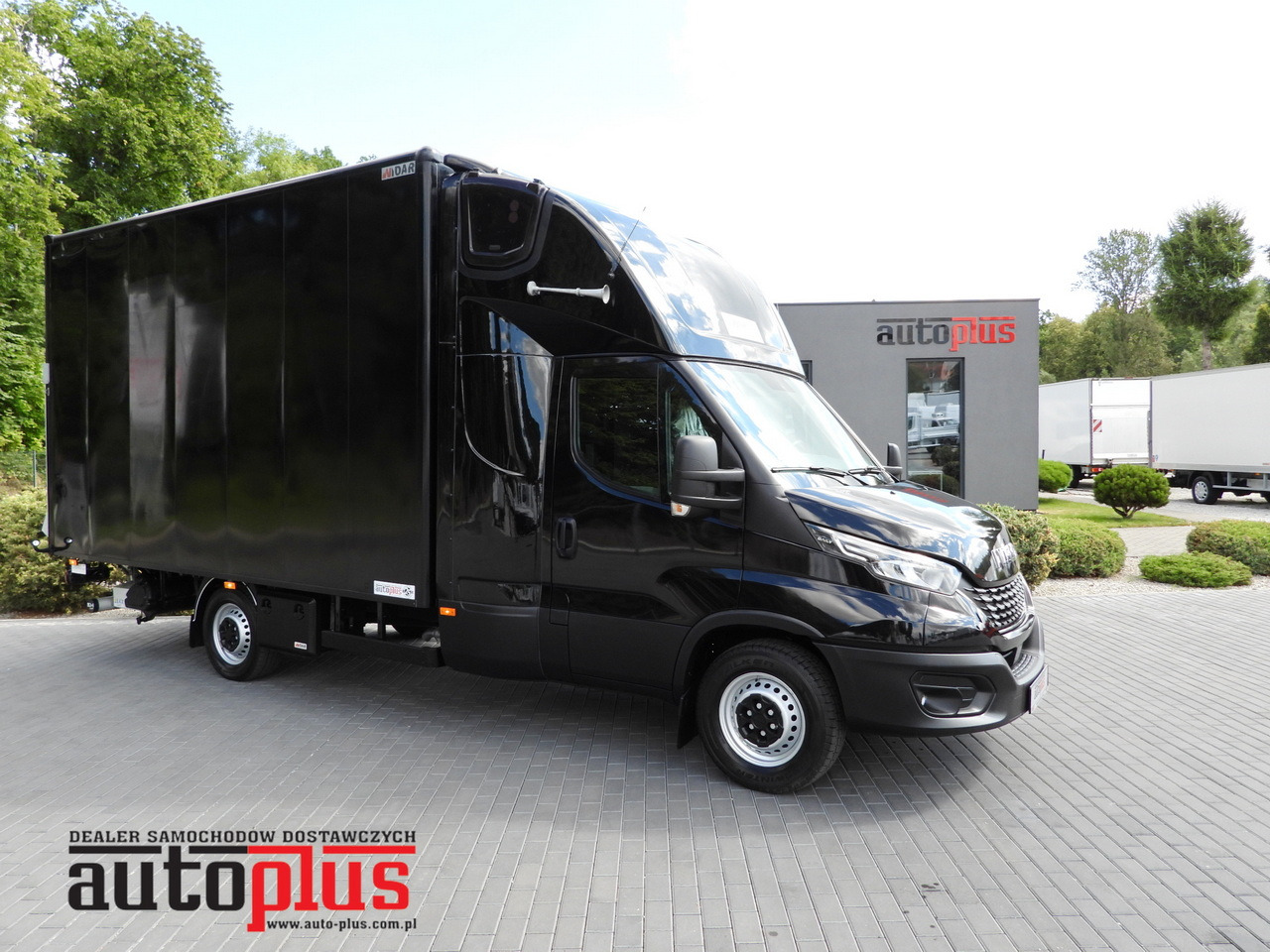 IVECO DAILY 35S18 BOX LIFT 8 PALLETS WEBASTO CRUISE CONTROL NAVIGATION LED LIGHTS PNEUMATICS AIR CONDITIONING 180HP - Closed box van: picture 1 IVECO DAILY 35S18 BOX LIFT 8 PALLETS WEBASTO CRUISE CONTROL NAVIGATION LED LIGHTS PNEUMATICS AIR CONDITIONING 180HP - Closed box van: picture 1