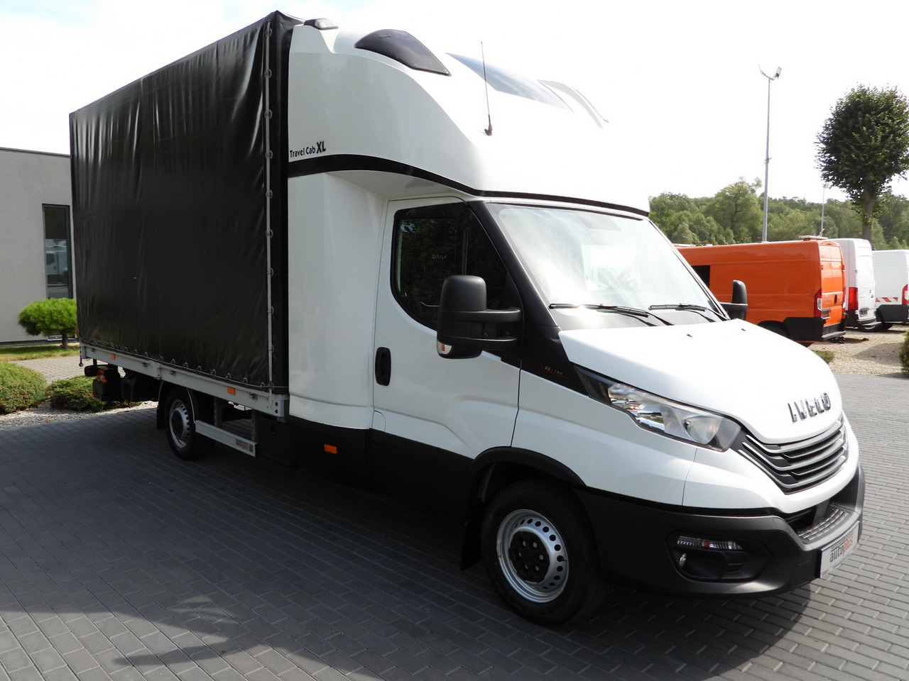 IVECO DAILY 35S18 TARPAULIN LIFT 8 PALLETS CRUISE CONTROL AIR CONDITIONING  180HP - Curtain side van: picture 4 IVECO DAILY 35S18 TARPAULIN LIFT 8 PALLETS CRUISE CONTROL AIR CONDITIONING  180HP - Curtain side van: picture 4