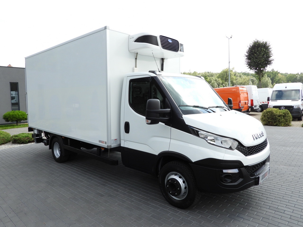 IVECO DAILY 70C17 REFRIGERATOR 1*C LIFT 10 PALLETS POWER SUPPLY 230V CRUISE CONTROL AIR CONDITIONING PNEUMATICS AUTOMATIC TRANSMISSION HI-MATIC TWIN WHEELS 170HP - Refrigerated truck: picture 4 IVECO DAILY 70C17 REFRIGERATOR 1*C LIFT 10 PALLETS POWER SUPPLY 230V CRUISE CONTROL AIR CONDITIONING PNEUMATICS AUTOMATIC TRANSMISSION HI-MATIC TWIN WHEELS 170HP - Refrigerated truck: picture 4