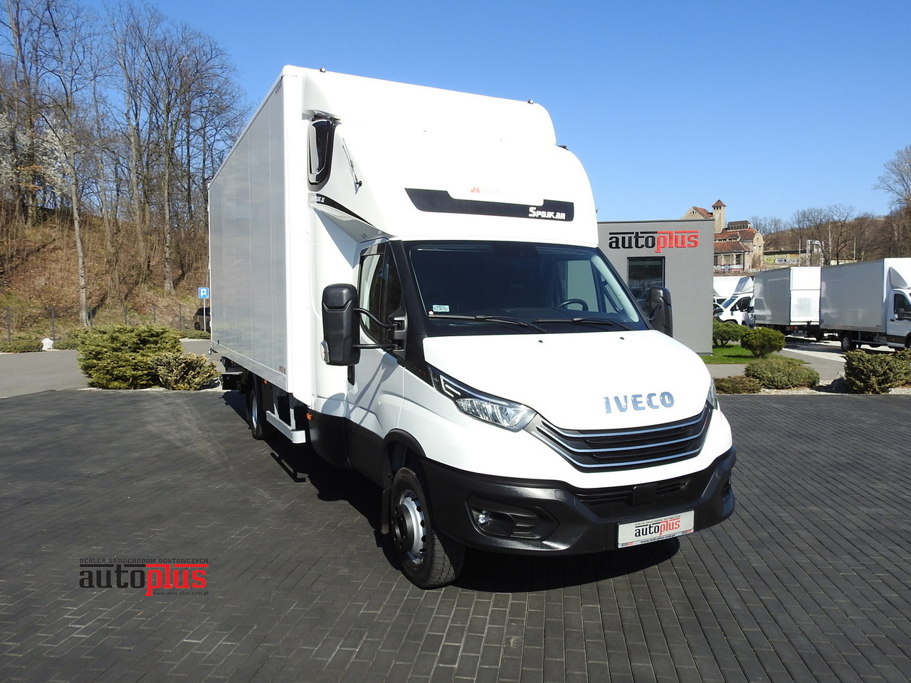 Refrigerated delivery van IVECO DAILY 70C18 BOX LIFT 14 PALLETS WEBASTO CRUISE CONTROL NAVIGATION LED LIGHTS TWIN WHEELS AIR CONDITIONING 180HP: picture 1