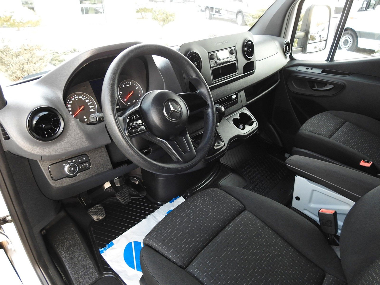 Mercedes-Benz SPRINTER 316 PRITSCHE PLANE 8 PALETTEN WEBASTO - Curtain side van, Crew cab van: picture 2 Mercedes-Benz SPRINTER 316 PRITSCHE PLANE 8 PALETTEN WEBASTO - Curtain side van, Crew cab van: picture 2