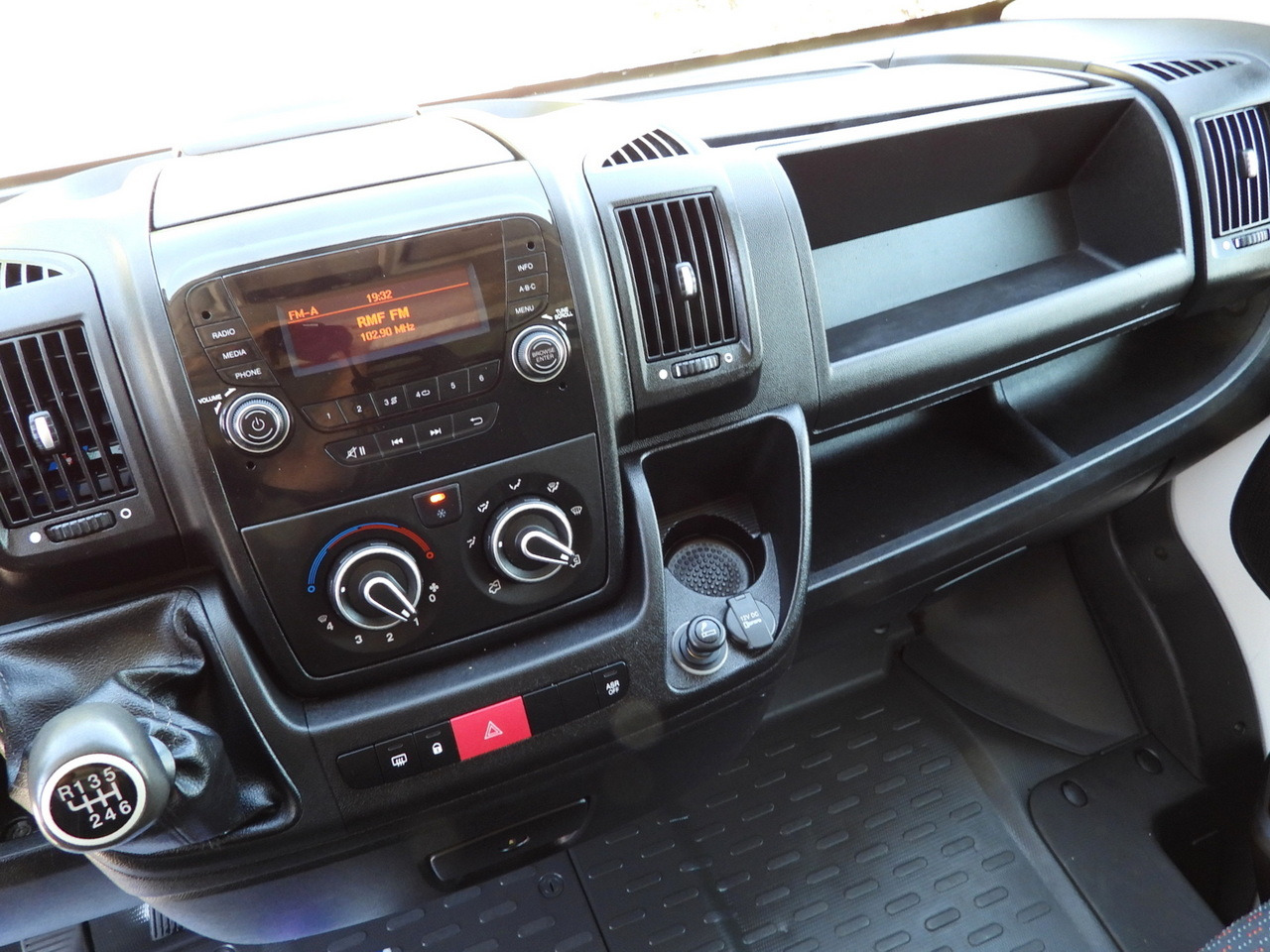 Closed box van PEUGEOT BOXER BOX LIFT 8 PALLETS CRUISE CONTROL AIR CONDITIONING 130HP: picture 29 Closed box van PEUGEOT BOXER BOX LIFT 8 PALLETS CRUISE CONTROL AIR CONDITIONING 130HP: picture 29