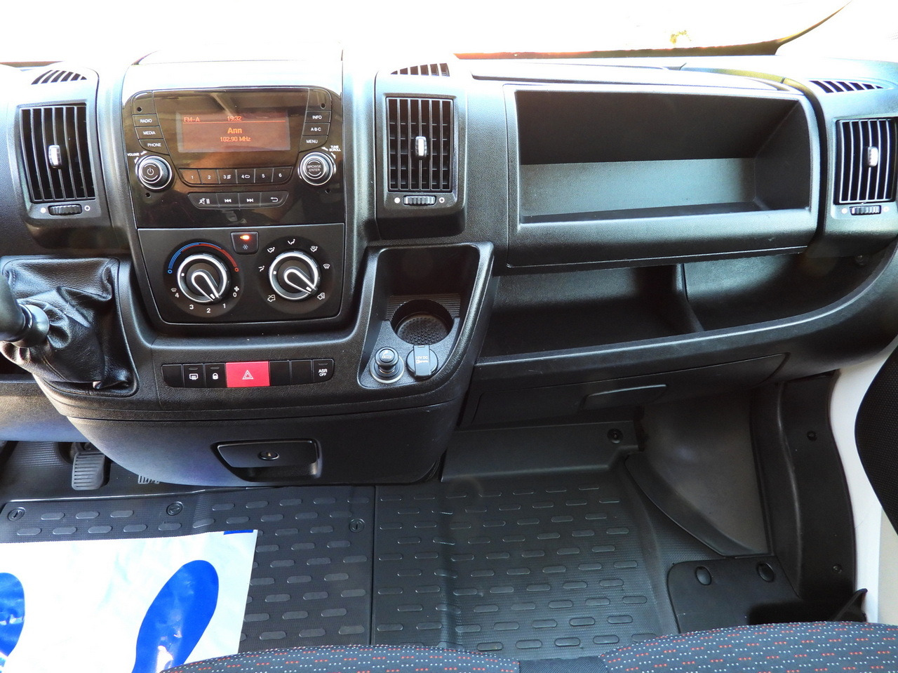 Closed box van PEUGEOT BOXER BOX LIFT 8 PALLETS CRUISE CONTROL AIR CONDITIONING 130HP: picture 30 Closed box van PEUGEOT BOXER BOX LIFT 8 PALLETS CRUISE CONTROL AIR CONDITIONING 130HP: picture 30