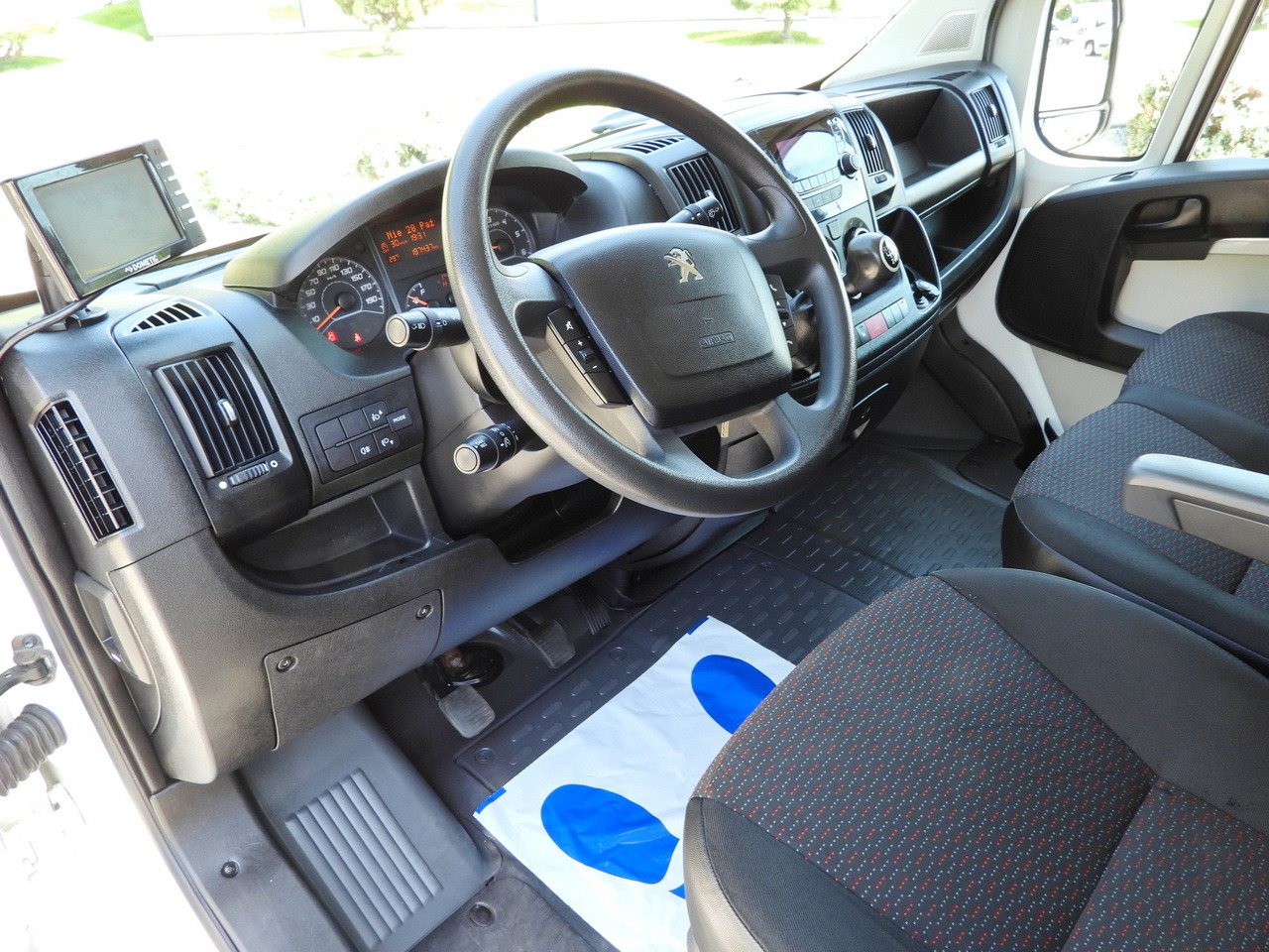 PEUGEOT BOXER BOX LIFT 8 PALLETS CRUISE CONTROL AIR CONDITIONING 130HP - Closed box van: picture 2 PEUGEOT BOXER BOX LIFT 8 PALLETS CRUISE CONTROL AIR CONDITIONING 130HP - Closed box van: picture 2