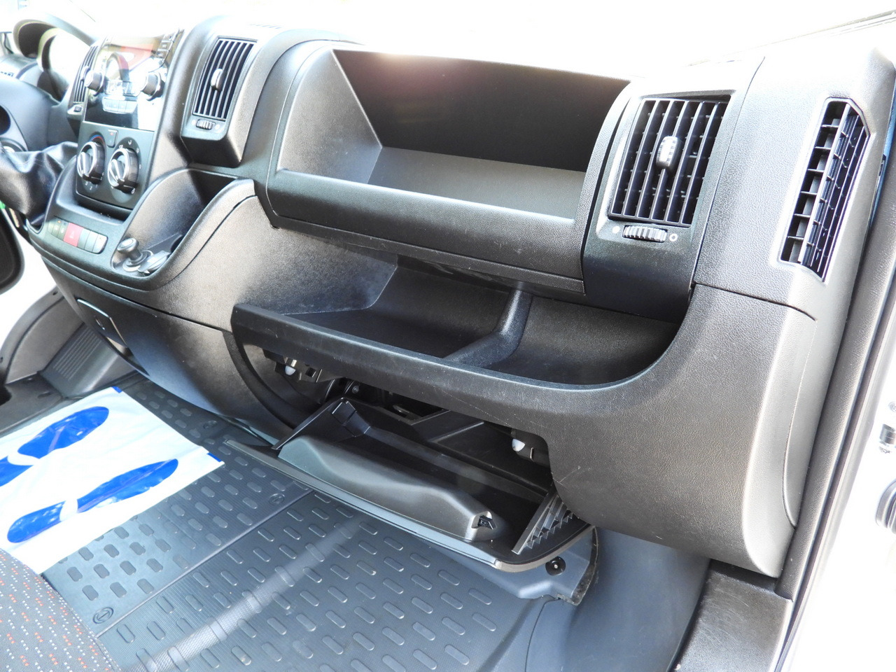 Closed box van PEUGEOT BOXER BOX LIFT 8 PALLETS CRUISE CONTROL AIR CONDITIONING 130HP: picture 40 Closed box van PEUGEOT BOXER BOX LIFT 8 PALLETS CRUISE CONTROL AIR CONDITIONING 130HP: picture 40