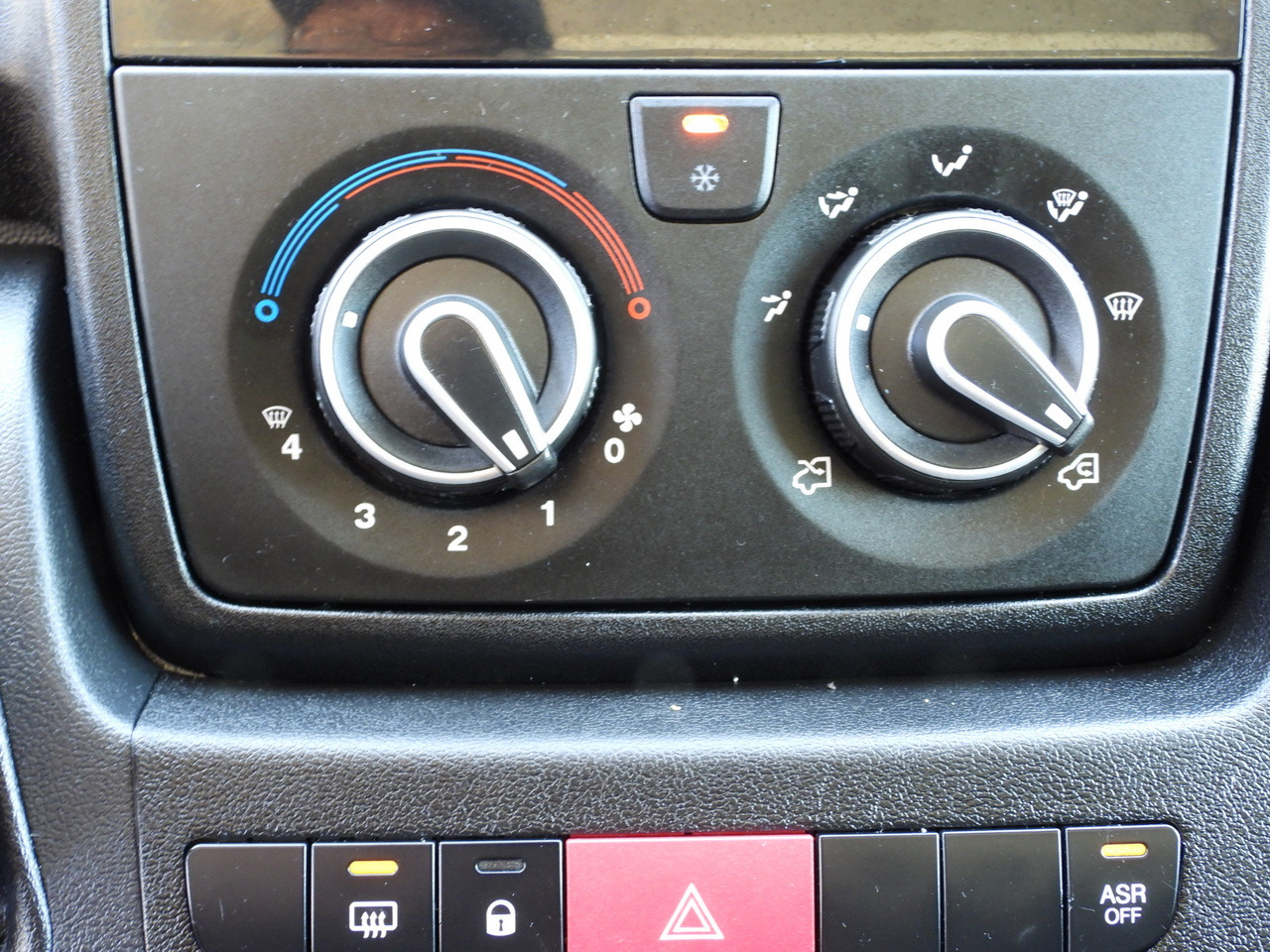 Closed box van PEUGEOT BOXER BOX LIFT 8 PALLETS CRUISE CONTROL AIR CONDITIONING 130HP: picture 33 Closed box van PEUGEOT BOXER BOX LIFT 8 PALLETS CRUISE CONTROL AIR CONDITIONING 130HP: picture 33