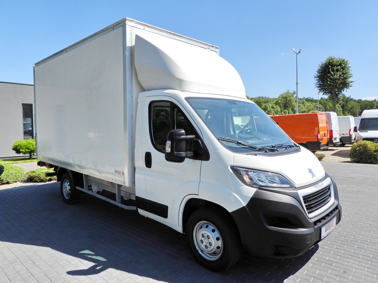 PEUGEOT BOXER BOX LIFT 8 PALLETS CRUISE CONTROL AIR CONDITIONING 130HP - Closed box van: picture 4 PEUGEOT BOXER BOX LIFT 8 PALLETS CRUISE CONTROL AIR CONDITIONING 130HP - Closed box van: picture 4