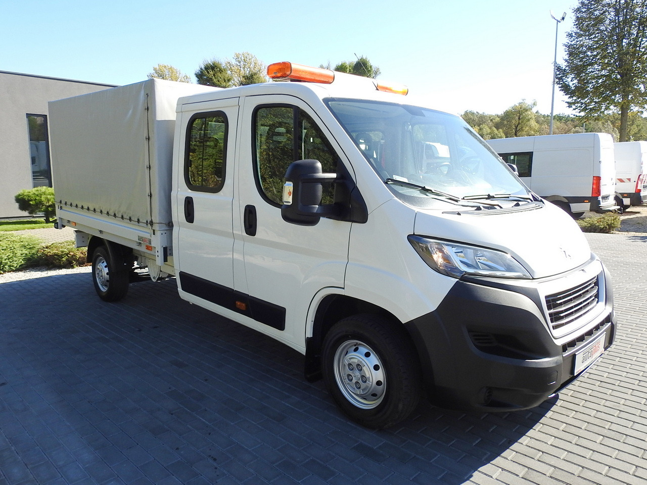 PEUGEOT BOXER STAKE BODY DOUBLE CABIN DOKA 7 SEATS AIR CONDITIONING 140HP - Open body delivery van: picture 4 PEUGEOT BOXER STAKE BODY DOUBLE CABIN DOKA 7 SEATS AIR CONDITIONING 140HP - Open body delivery van: picture 4