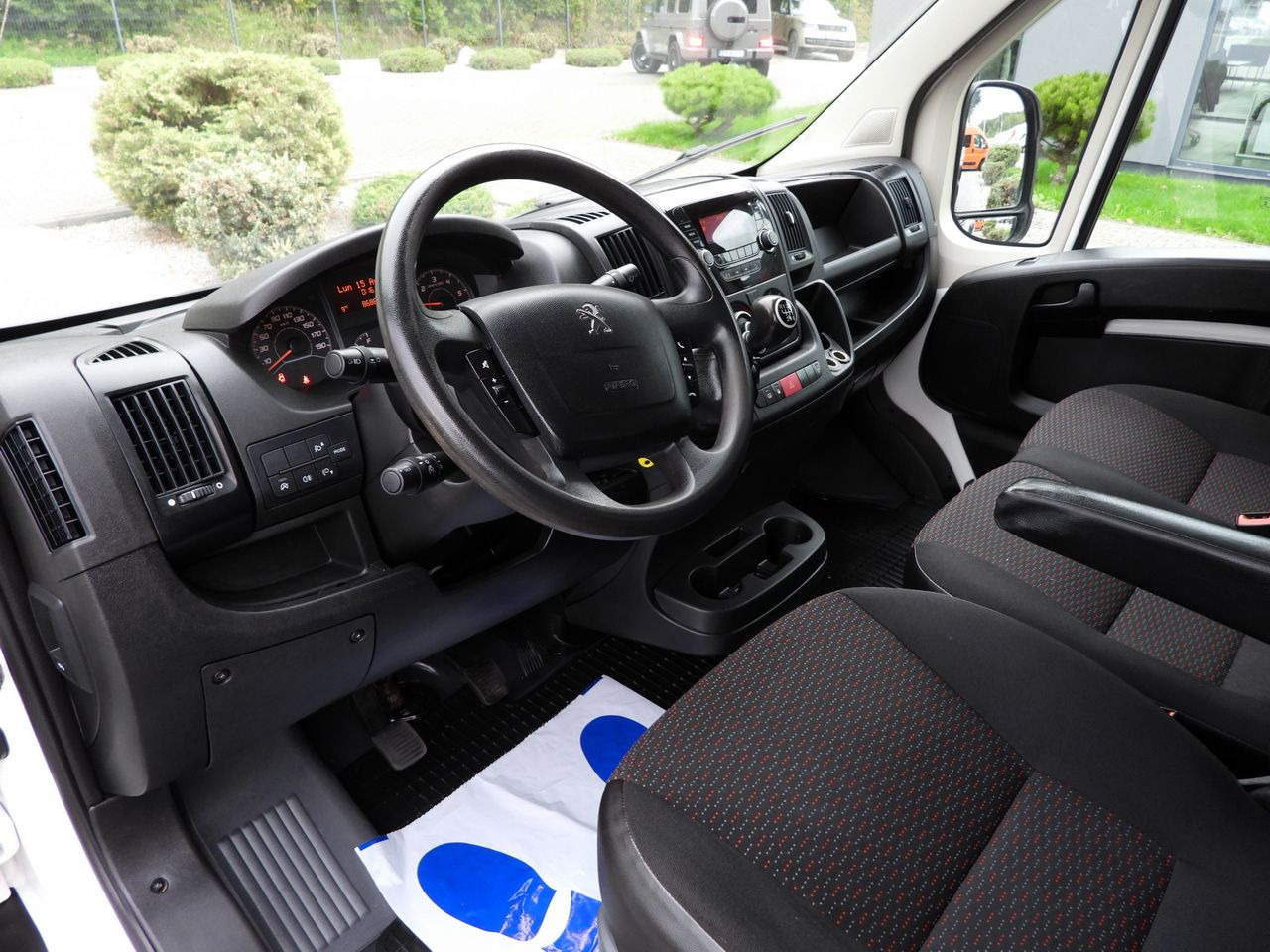 PEUGEOT BOXER STAKE BODY DOUBLE CABIN DOKA 7 SEATS CRUISE CONTROL AIR CONDITIONING 140HP - Open body delivery van: picture 3 PEUGEOT BOXER STAKE BODY DOUBLE CABIN DOKA 7 SEATS CRUISE CONTROL AIR CONDITIONING 140HP - Open body delivery van: picture 3