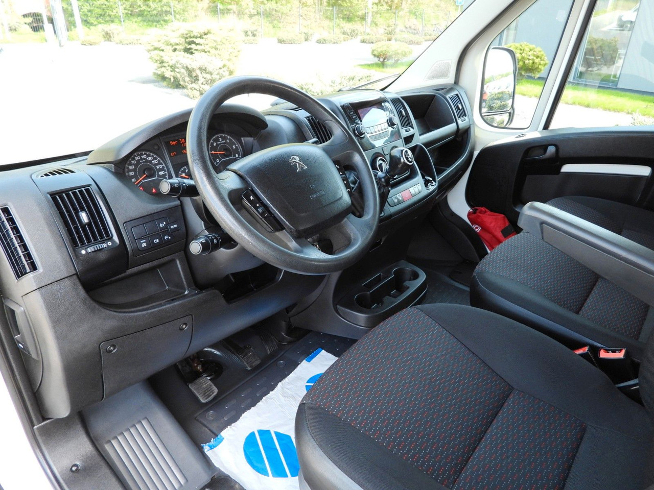 Peugeot BOXER KIPPER DOPPELKABINE DOKA 7 SITZE TEMPOMAT - Tipper van, Crew cab van: picture 2 Peugeot BOXER KIPPER DOPPELKABINE DOKA 7 SITZE TEMPOMAT - Tipper van, Crew cab van: picture 2
