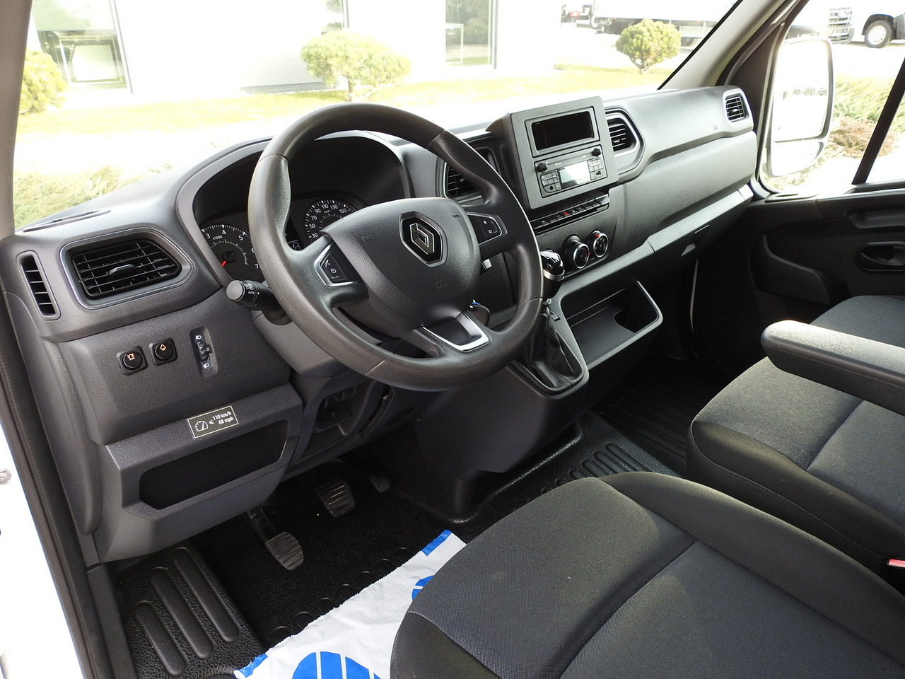 RENAULT MASTER BOX DELIVERY VAN 7 SEATS CRUISE CONTROL AIR CONDITIONING LED LIGHTS 135HP - Panel van: picture 2 RENAULT MASTER BOX DELIVERY VAN 7 SEATS CRUISE CONTROL AIR CONDITIONING LED LIGHTS 135HP - Panel van: picture 2