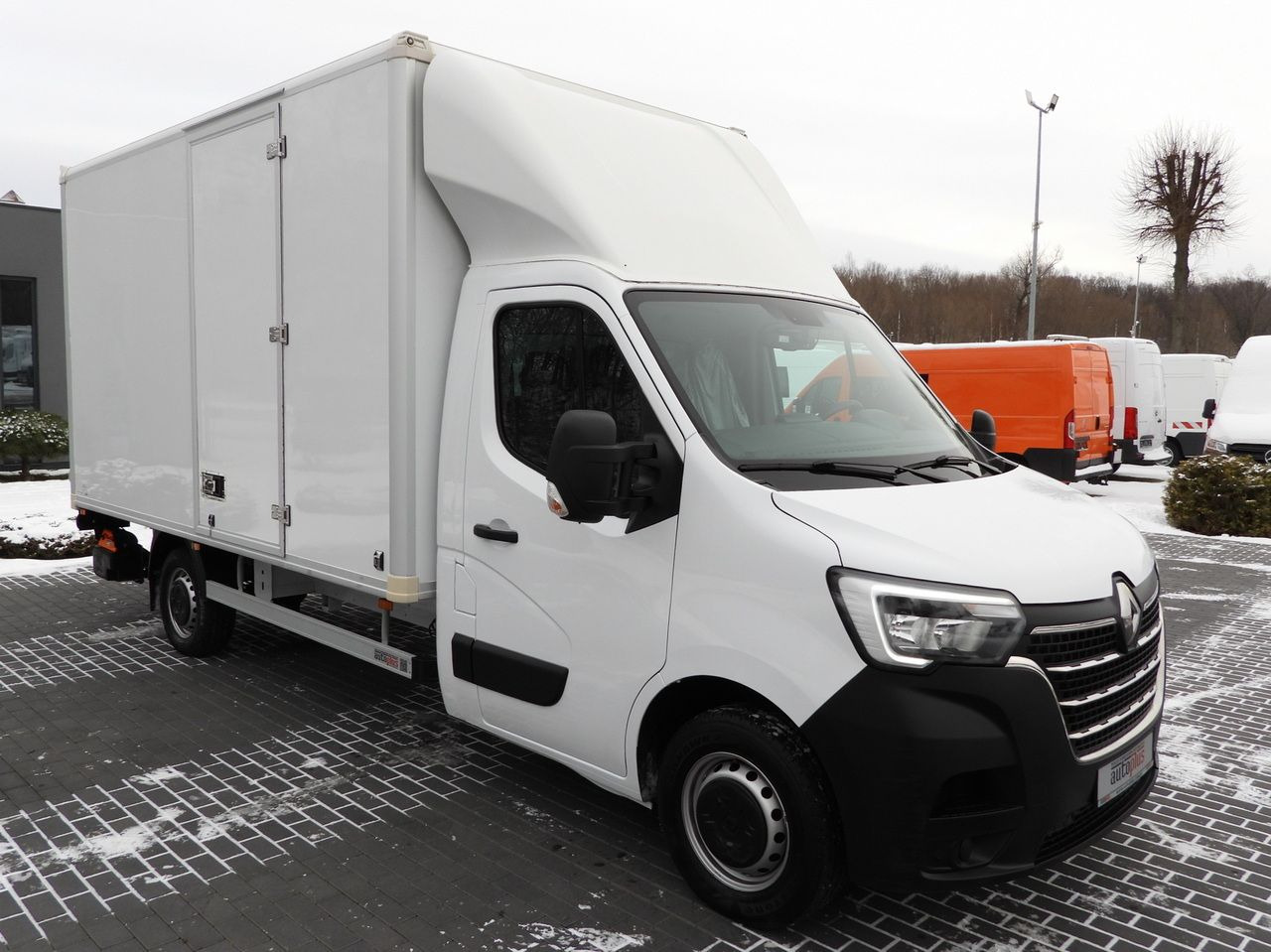 RENAULT MASTER BOX LIFT 8 PALLETS CRUISE CONTROL LED LIGHTS AIR CONDITIONING 145HP - Closed box van: picture 4 RENAULT MASTER BOX LIFT 8 PALLETS CRUISE CONTROL LED LIGHTS AIR CONDITIONING 145HP - Closed box van: picture 4