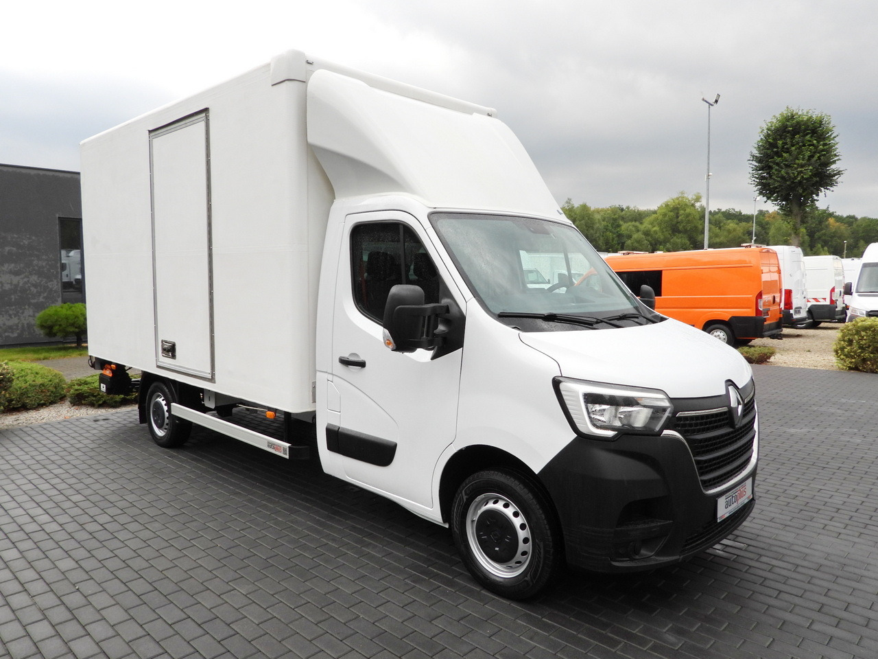 RENAULT MASTER BOX LIFT 8 PALLETS CRUISE CONTROL LED LIGHTS AIR CONDITIONING 145HP - Closed box van: picture 4 RENAULT MASTER BOX LIFT 8 PALLETS CRUISE CONTROL LED LIGHTS AIR CONDITIONING 145HP - Closed box van: picture 4