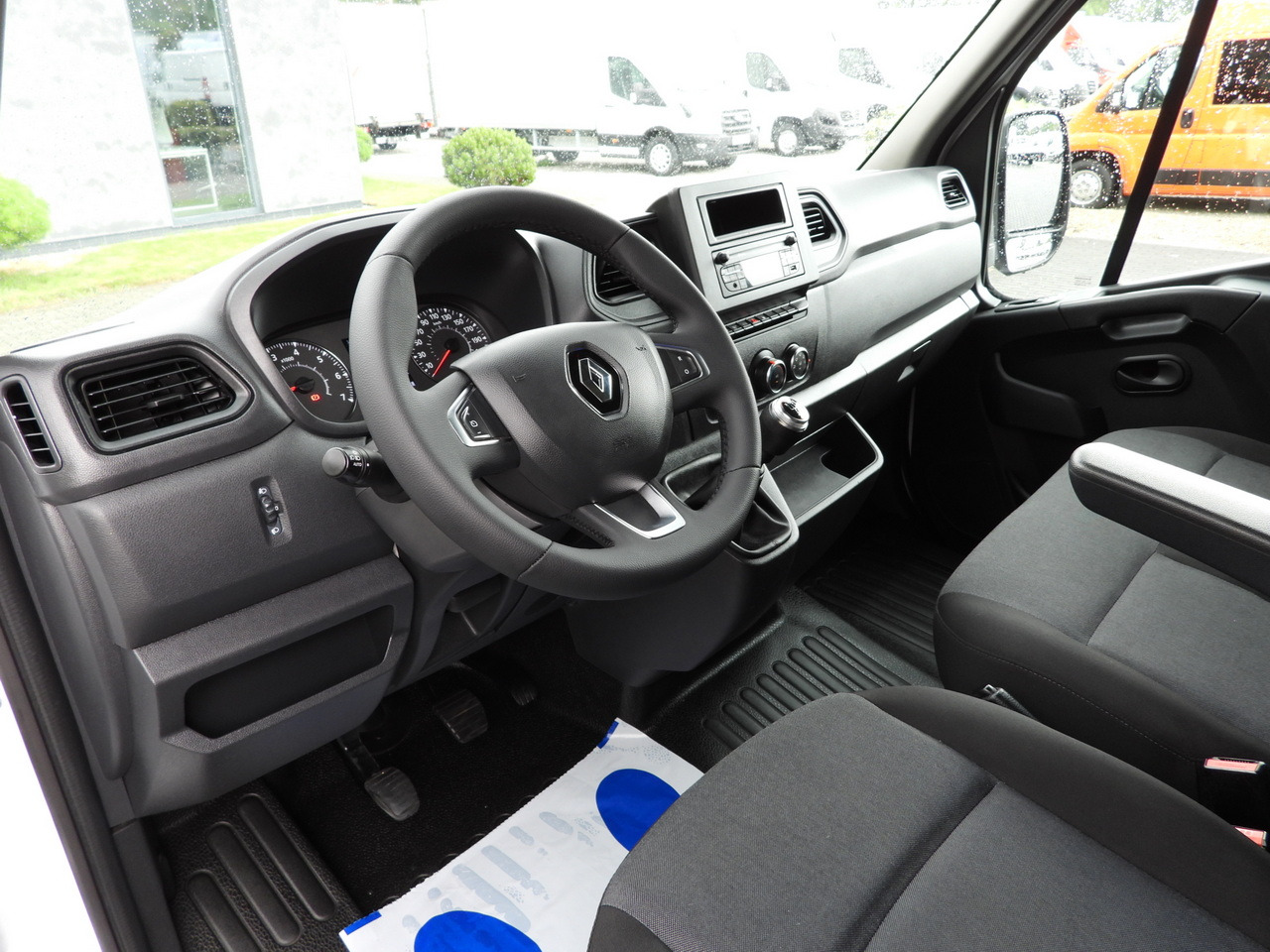 RENAULT MASTER BOX LIFT 8 PALLETS CRUISE CONTROL LED LIGHTS AIR CONDITIONING 145HP - Closed box van: picture 2 RENAULT MASTER BOX LIFT 8 PALLETS CRUISE CONTROL LED LIGHTS AIR CONDITIONING 145HP - Closed box van: picture 2