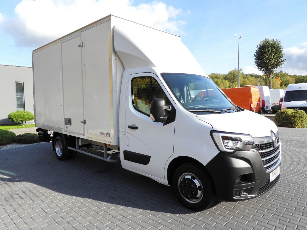 RENAULT MASTER BOX LIFT 8 PALLETS CRUISE CONTROL LED LIGHTS TWIN WHEELS AIR CONDITIONING 145HP - Closed box van: picture 4 RENAULT MASTER BOX LIFT 8 PALLETS CRUISE CONTROL LED LIGHTS TWIN WHEELS AIR CONDITIONING 145HP - Closed box van: picture 4