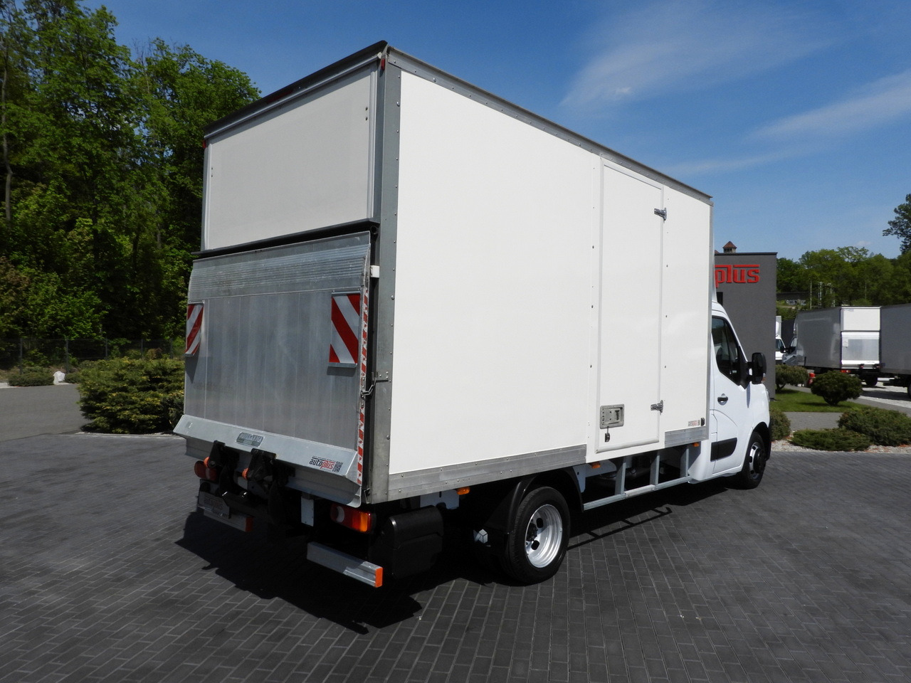 RENAULT MASTER BOX LIFT 8 PALLETS CRUISE CONTROL NAVIGATION LED LIGHTS TWIN WHEELS AIR CONDITIONING 145HP - Closed box van: picture 3 RENAULT MASTER BOX LIFT 8 PALLETS CRUISE CONTROL NAVIGATION LED LIGHTS TWIN WHEELS AIR CONDITIONING 145HP - Closed box van: picture 3