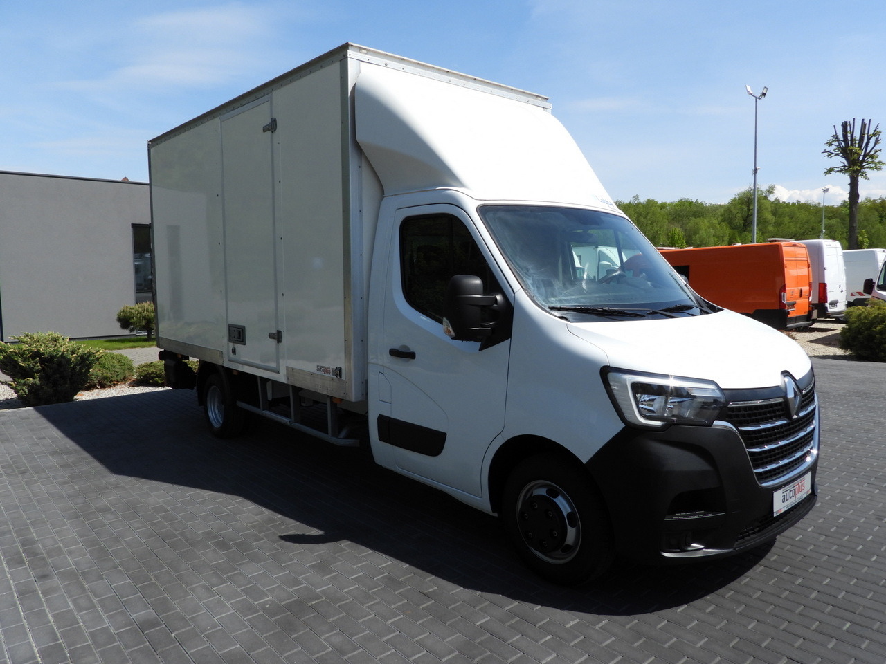 RENAULT MASTER BOX LIFT 8 PALLETS CRUISE CONTROL NAVIGATION LED LIGHTS TWIN WHEELS AIR CONDITIONING 145HP - Closed box van: picture 4 RENAULT MASTER BOX LIFT 8 PALLETS CRUISE CONTROL NAVIGATION LED LIGHTS TWIN WHEELS AIR CONDITIONING 145HP - Closed box van: picture 4