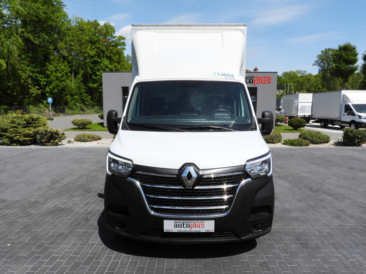 RENAULT MASTER BOX LIFT 8 PALLETS CRUISE CONTROL NAVIGATION LED LIGHTS TWIN WHEELS AIR CONDITIONING 145HP - Closed box van: picture 5 RENAULT MASTER BOX LIFT 8 PALLETS CRUISE CONTROL NAVIGATION LED LIGHTS TWIN WHEELS AIR CONDITIONING 145HP - Closed box van: picture 5