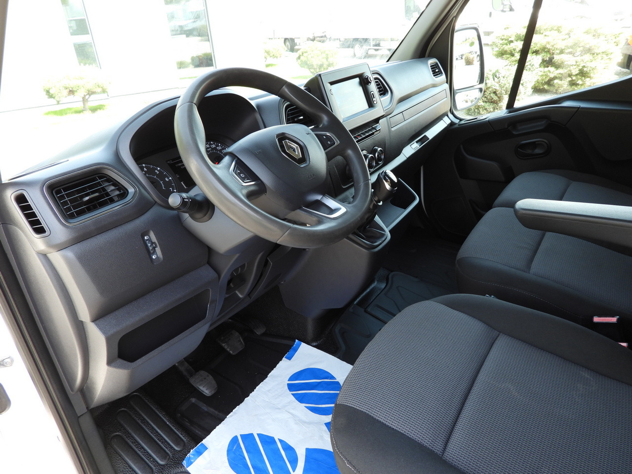 RENAULT MASTER BOX LIFT 8 PALLETS CRUISE CONTROL NAVIGATION LED LIGHTS TWIN WHEELS AIR CONDITIONING 145HP - Closed box van: picture 2 RENAULT MASTER BOX LIFT 8 PALLETS CRUISE CONTROL NAVIGATION LED LIGHTS TWIN WHEELS AIR CONDITIONING 145HP - Closed box van: picture 2