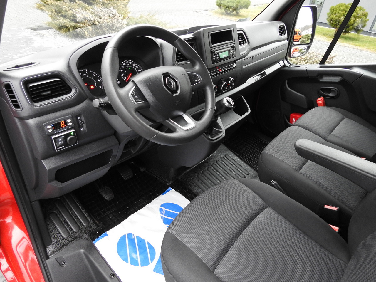 RENAULT MASTER REFRIGERATOR VAN 1*C CRUISE CONTROL AIR CONDITIONING LED LIGHTS 135HP - Refrigerated delivery van: picture 2 RENAULT MASTER REFRIGERATOR VAN 1*C CRUISE CONTROL AIR CONDITIONING LED LIGHTS 135HP - Refrigerated delivery van: picture 2