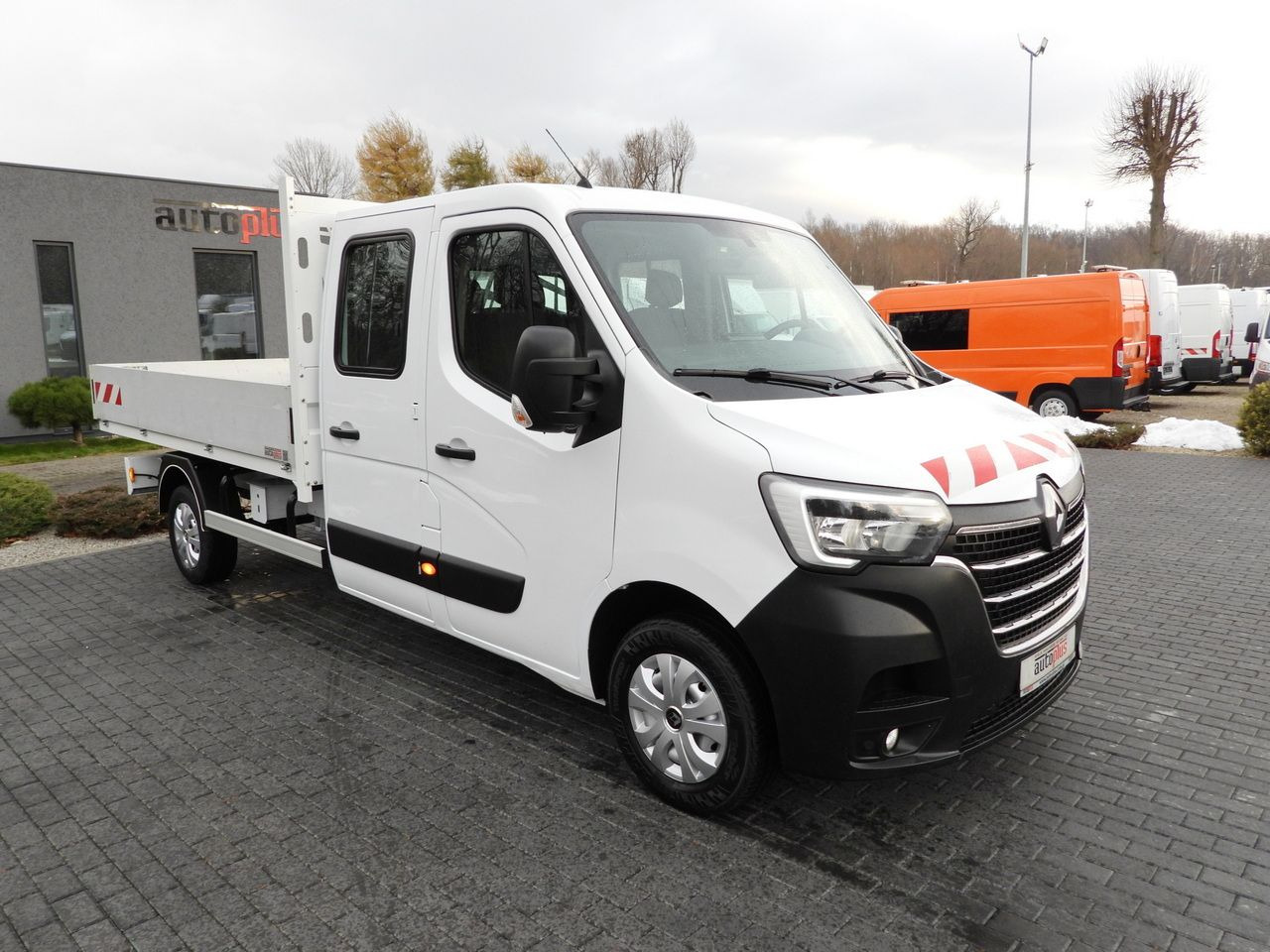 RENAULT MASTER STAKE BODY DOUBLE CABIN DOKA 6 SEATS CRUISE CONTROL NAVIGATION LED LIGHTS AIR CONDITIONING 150HP - Crew cab van: picture 4 RENAULT MASTER STAKE BODY DOUBLE CABIN DOKA 6 SEATS CRUISE CONTROL NAVIGATION LED LIGHTS AIR CONDITIONING 150HP - Crew cab van: picture 4