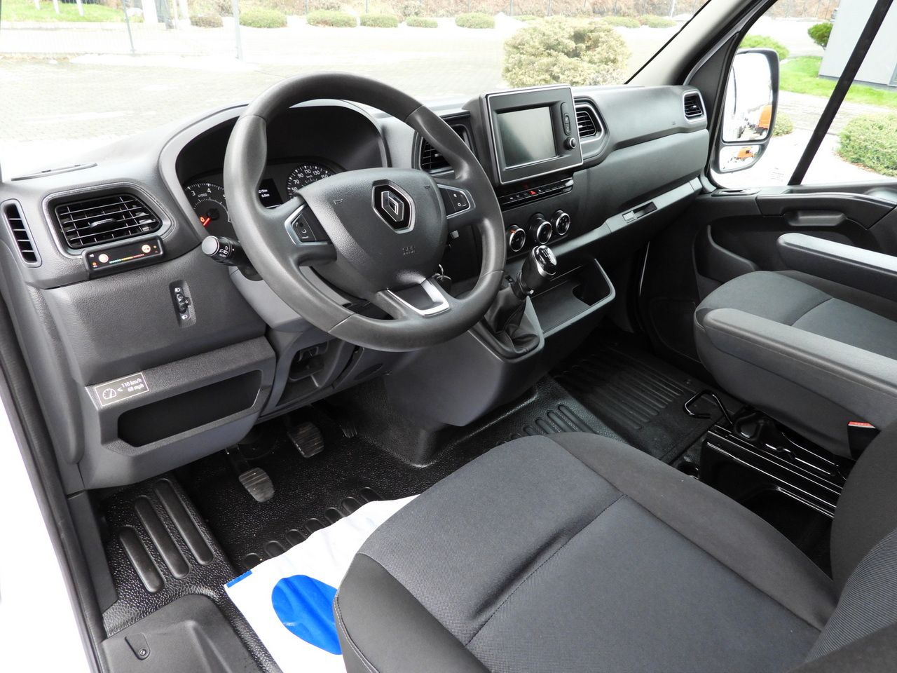 RENAULT MASTER STAKE BODY DOUBLE CABIN DOKA 6 SEATS CRUISE CONTROL NAVIGATION LED LIGHTS AIR CONDITIONING 150HP - Crew cab van: picture 2 RENAULT MASTER STAKE BODY DOUBLE CABIN DOKA 6 SEATS CRUISE CONTROL NAVIGATION LED LIGHTS AIR CONDITIONING 150HP - Crew cab van: picture 2