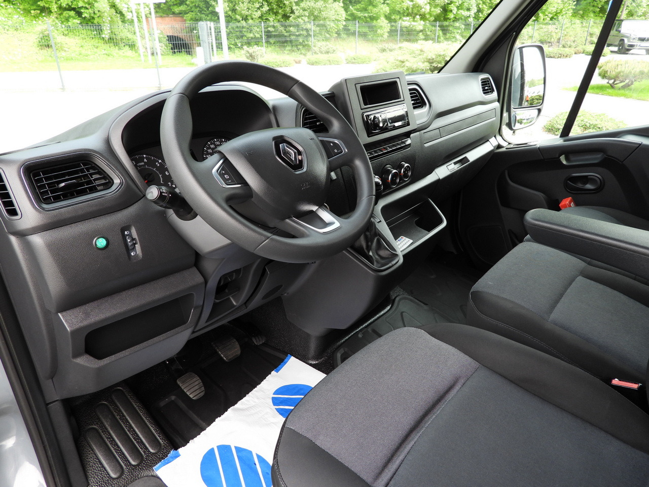 RENAULT MASTER TARPAULIN 10 PALLETS WEBASTO CRUISE CONTROL LED LIGHTS PNEUMATICS AIR CONDITIONING 165HP - Curtain side van: picture 2 RENAULT MASTER TARPAULIN 10 PALLETS WEBASTO CRUISE CONTROL LED LIGHTS PNEUMATICS AIR CONDITIONING 165HP - Curtain side van: picture 2