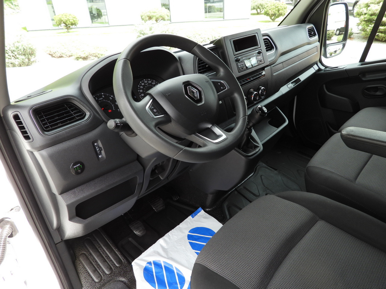 RENAULT MASTER TARPAULIN 10 PALLETS WEBASTO CRUISE CONTROL LED LIGHTS PNEUMATICS AIR CONDITIONING 165HP - Curtain side van: picture 2 RENAULT MASTER TARPAULIN 10 PALLETS WEBASTO CRUISE CONTROL LED LIGHTS PNEUMATICS AIR CONDITIONING 165HP - Curtain side van: picture 2