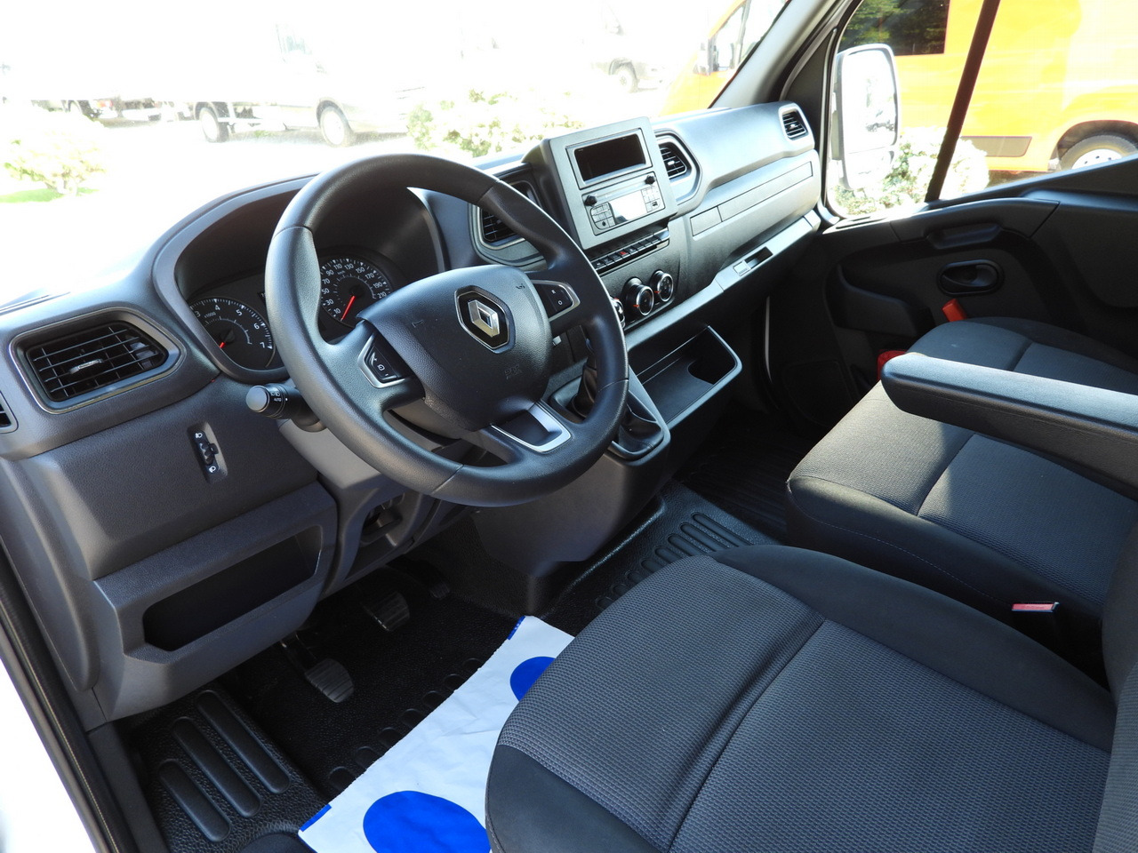 RENAULT MASTER TARPAULIN LIFT 10 PALLETS WEBASTO CRUISE CONTROL LED LIGHTS PNEUMATICS AIR CONDITIONING 165HP - Curtain side van: picture 2 RENAULT MASTER TARPAULIN LIFT 10 PALLETS WEBASTO CRUISE CONTROL LED LIGHTS PNEUMATICS AIR CONDITIONING 165HP - Curtain side van: picture 2