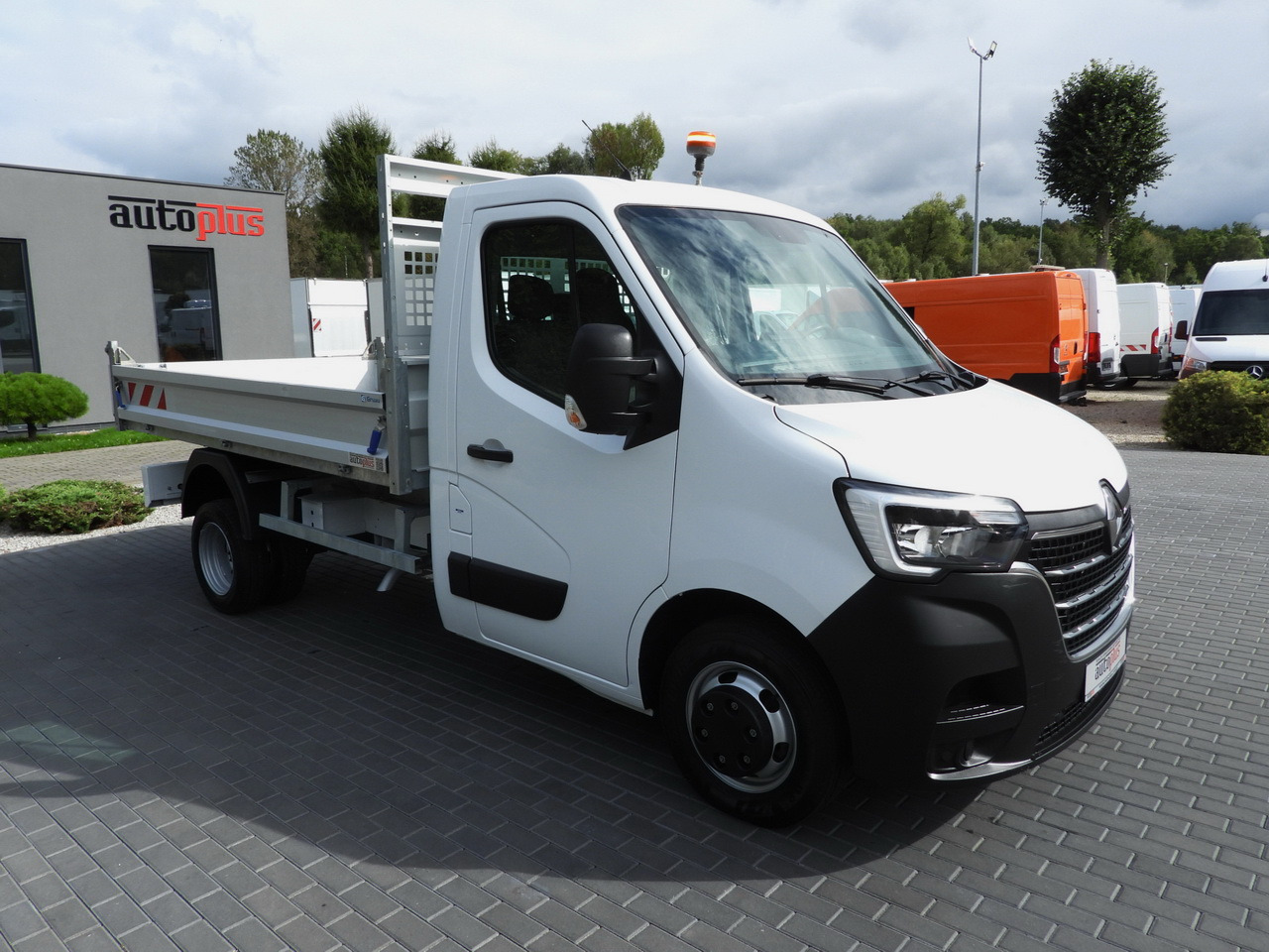 RENAULT MASTER TIPPER CRUISE CONTROL LED LIGHTS TWIN WHEELS AIR CONDITIONING  130HP - Tipper van: picture 5 RENAULT MASTER TIPPER CRUISE CONTROL LED LIGHTS TWIN WHEELS AIR CONDITIONING  130HP - Tipper van: picture 5