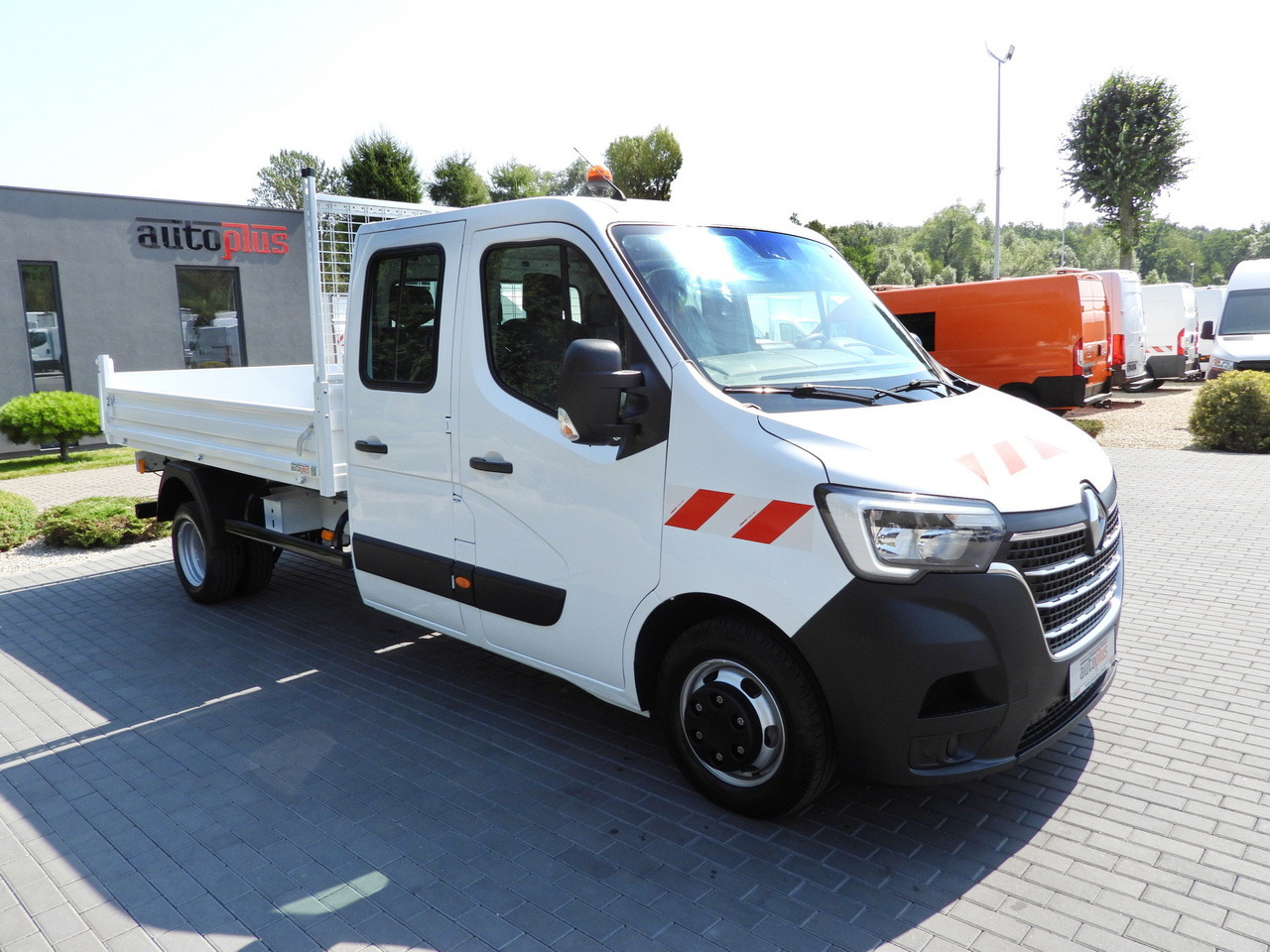 RENAULT MASTER TIPPER DOUBLE CABIN DOKA 6 SEATS CRUISE CONTROL LED LIGHTS TWIN WHEELS AIR CONDITIONING  130HP - Tipper van: picture 4 RENAULT MASTER TIPPER DOUBLE CABIN DOKA 6 SEATS CRUISE CONTROL LED LIGHTS TWIN WHEELS AIR CONDITIONING  130HP - Tipper van: picture 4