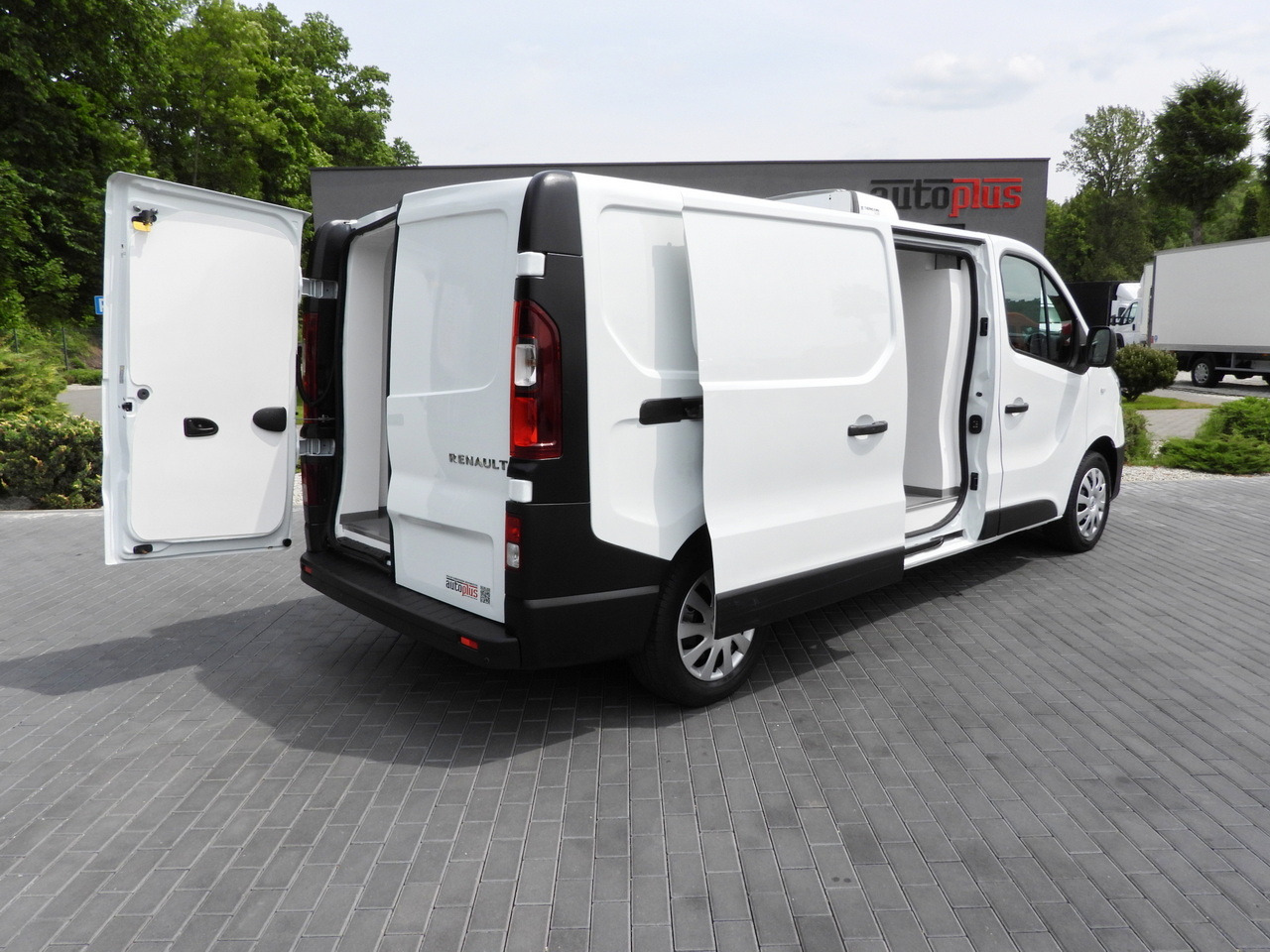 RENAULT TRAFIC REFRIGERATOR VAN 0*C CRUISE CONTROL LED LIGHTS AIR CONDITIONING 120HP - Refrigerated delivery van: picture 3 RENAULT TRAFIC REFRIGERATOR VAN 0*C CRUISE CONTROL LED LIGHTS AIR CONDITIONING 120HP - Refrigerated delivery van: picture 3