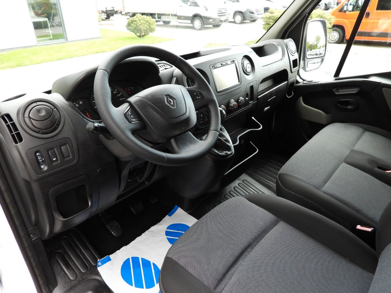 Renault MASTER PRITSCHE DOPPELKABINE DOKA 7 SITZE - Open body delivery van, Crew cab van: picture 2 Renault MASTER PRITSCHE DOPPELKABINE DOKA 7 SITZE - Open body delivery van, Crew cab van: picture 2