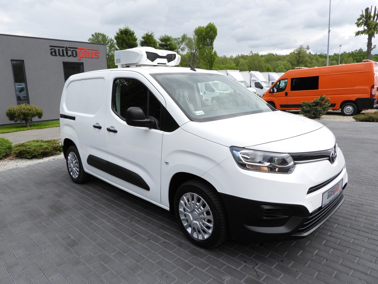 TOYOTA PROACE CITY REFRIGERATOR VAN -15*C POWER SUPPLY 230V CRUISE CONTROL AIR CONDITIONING 100HP - Refrigerated delivery van: picture 4 TOYOTA PROACE CITY REFRIGERATOR VAN -15*C POWER SUPPLY 230V CRUISE CONTROL AIR CONDITIONING 100HP - Refrigerated delivery van: picture 4