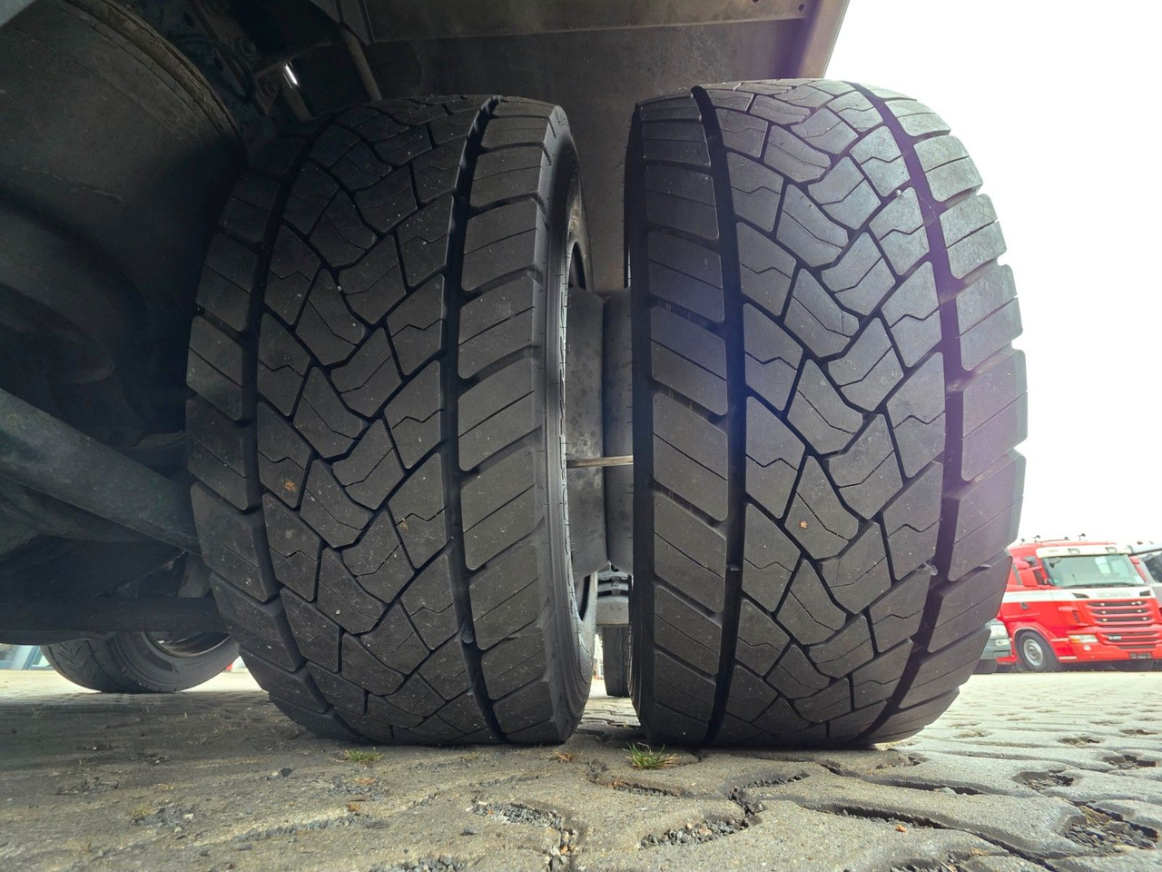 Crane truck MAN TGX 24.440 6X2-2 LL-U / Intarder / HMF / Fernb.: picture 40 Crane truck MAN TGX 24.440 6X2-2 LL-U / Intarder / HMF / Fernb.: picture 40