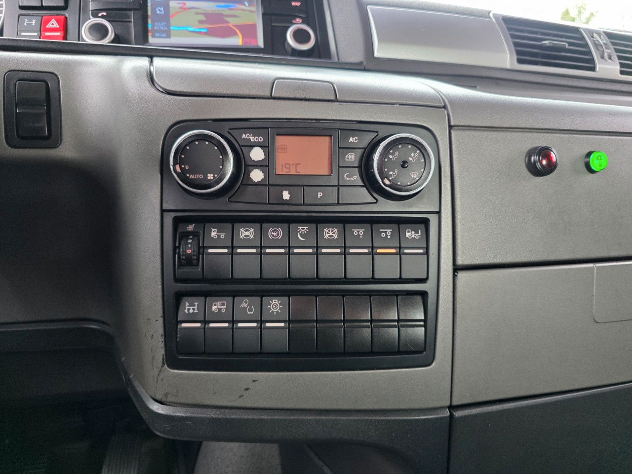 Crane truck MAN TGX 24.440 6X2-2 LL-U / Intarder / HMF / Fernb.: picture 34 Crane truck MAN TGX 24.440 6X2-2 LL-U / Intarder / HMF / Fernb.: picture 34