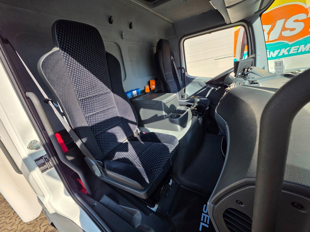 Box truck Mercedes-Benz Atego 1218 / Ladebordwand: picture 33