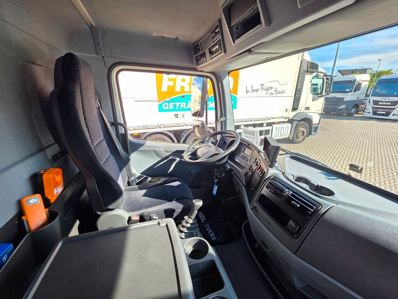 Box truck Mercedes-Benz Atego 1218 / Ladebordwand: picture 36